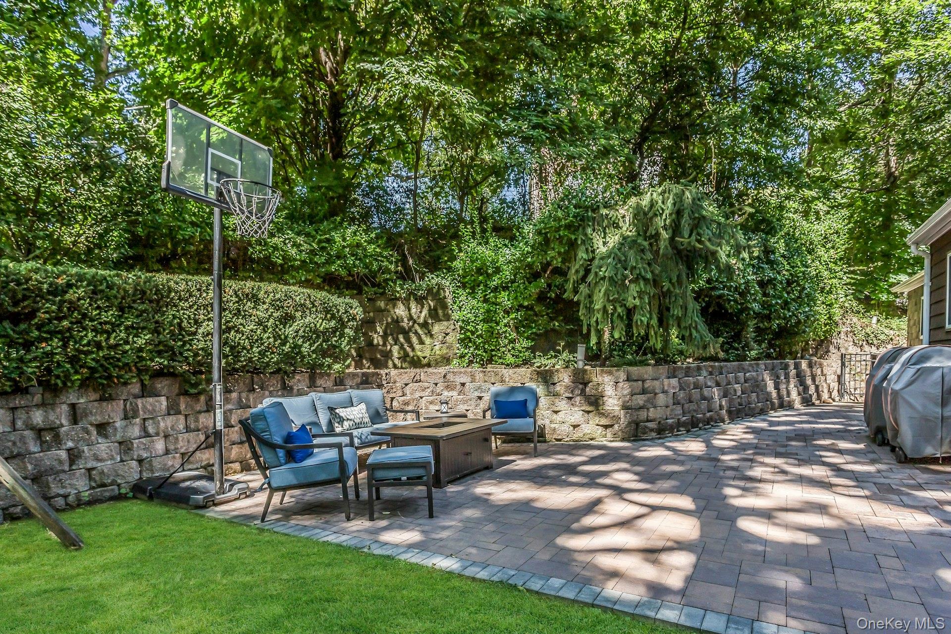 17 Willow Drive, Port Washington, NY 11050