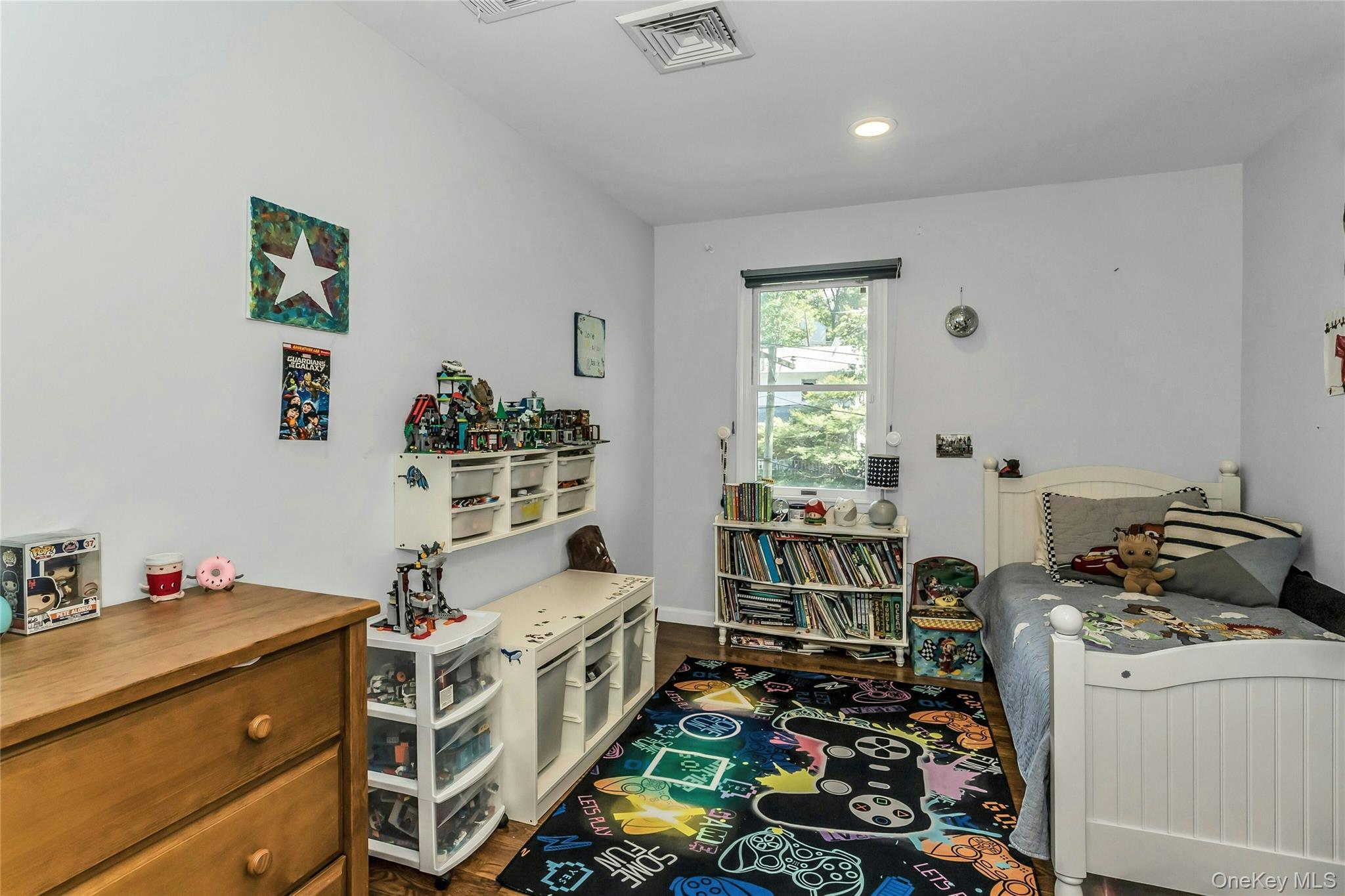 17 Willow Drive, Port Washington, NY 11050