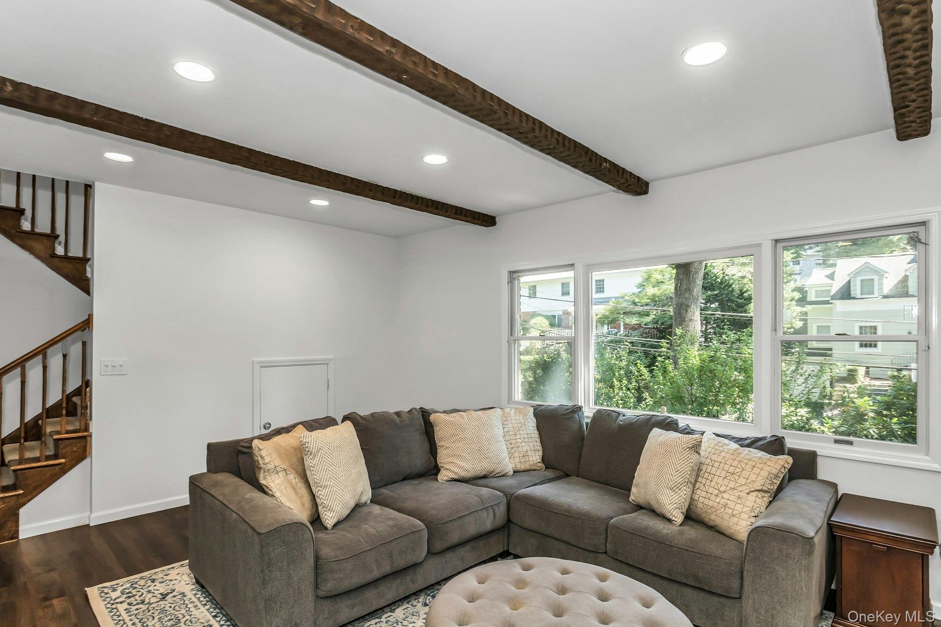 17 Willow Drive, Port Washington, NY 11050