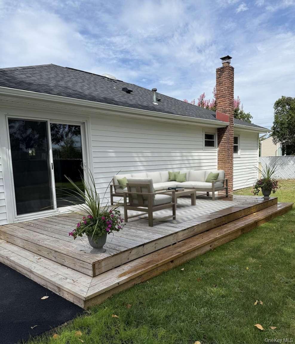 11 E Bay Drive, West Islip, NY 11795