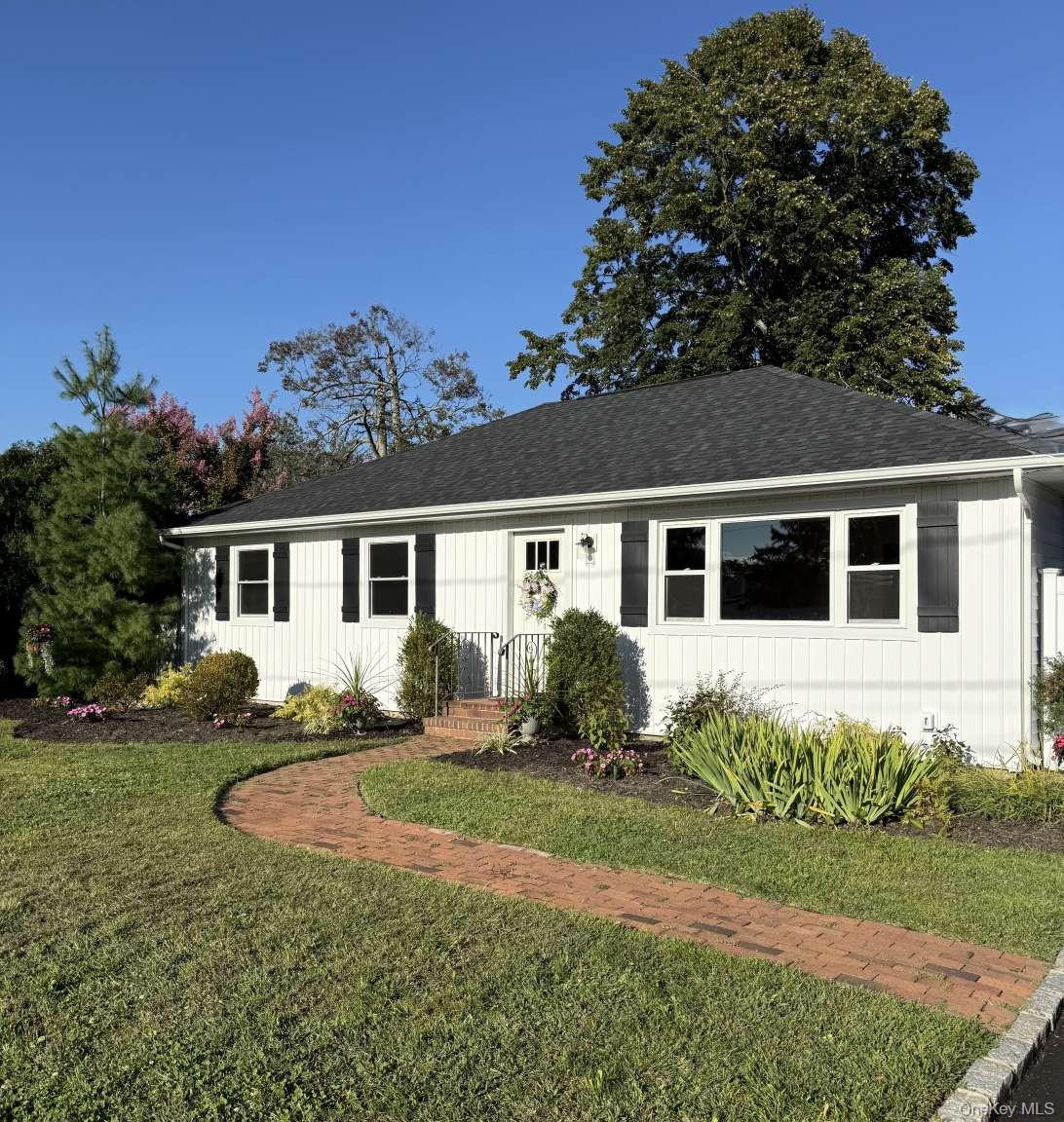11 E Bay Drive, West Islip, NY 11795
