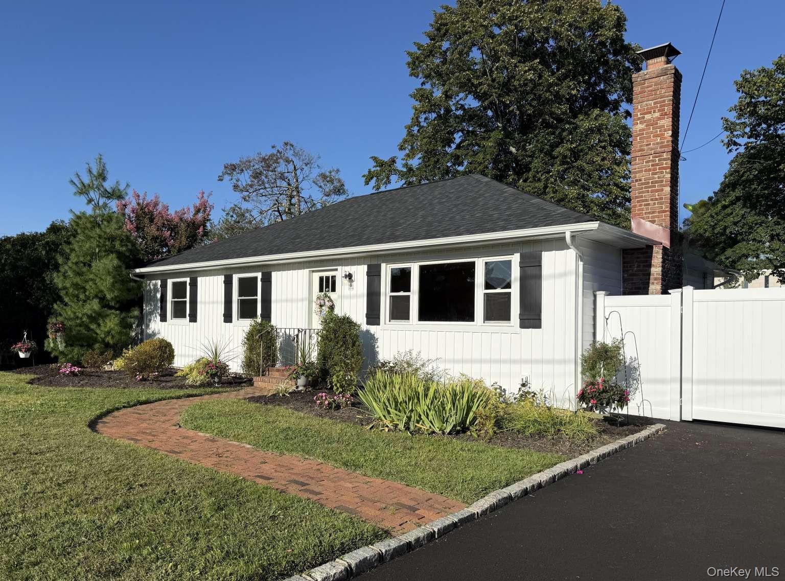 11 E Bay Drive, West Islip, NY 11795