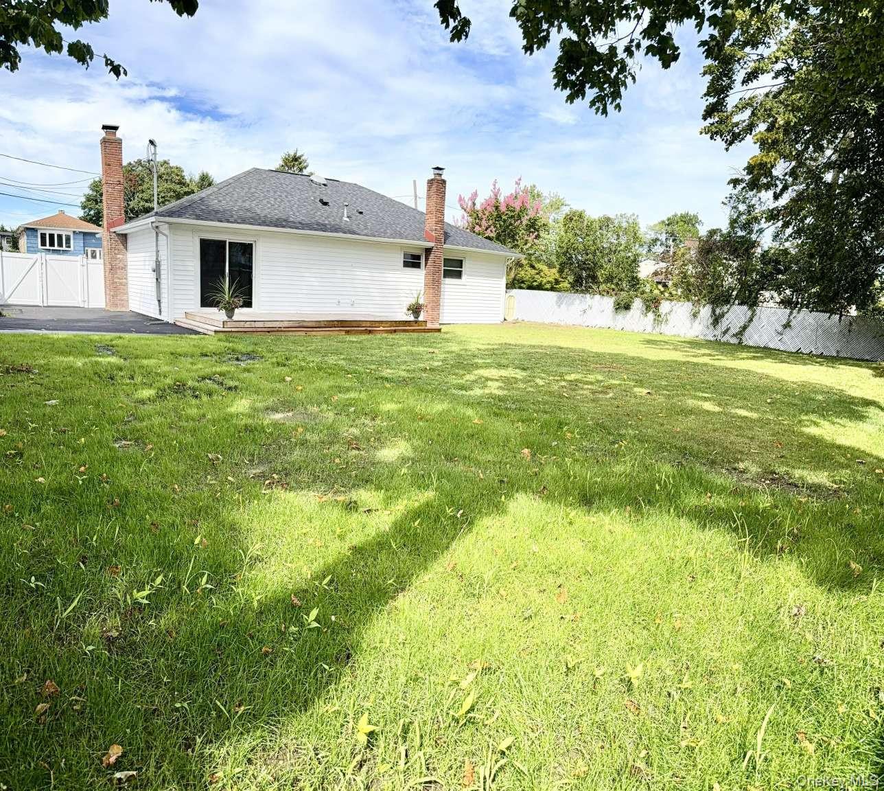 11 E Bay Drive, West Islip, NY 11795