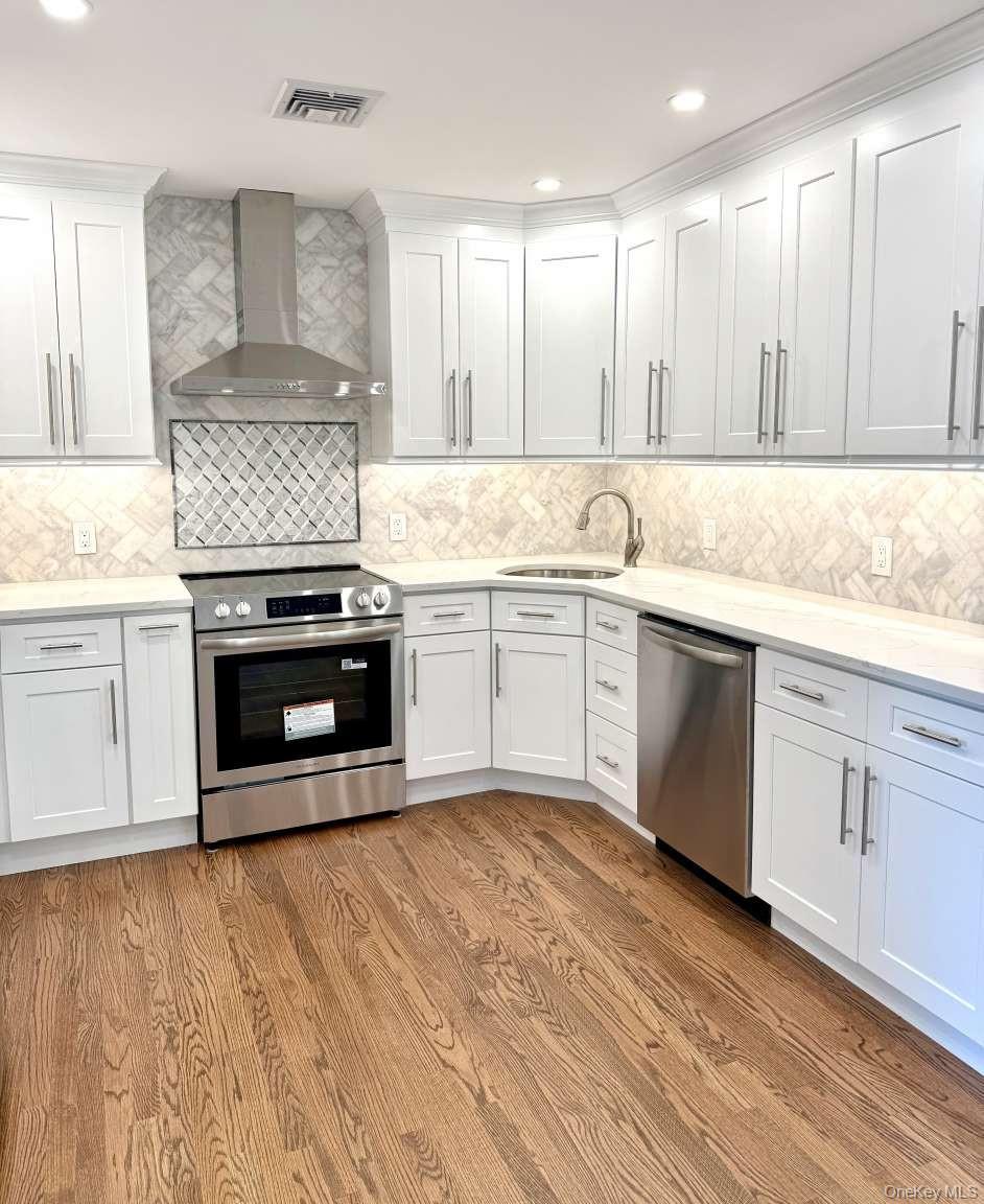 11 E Bay Drive, West Islip, NY 11795