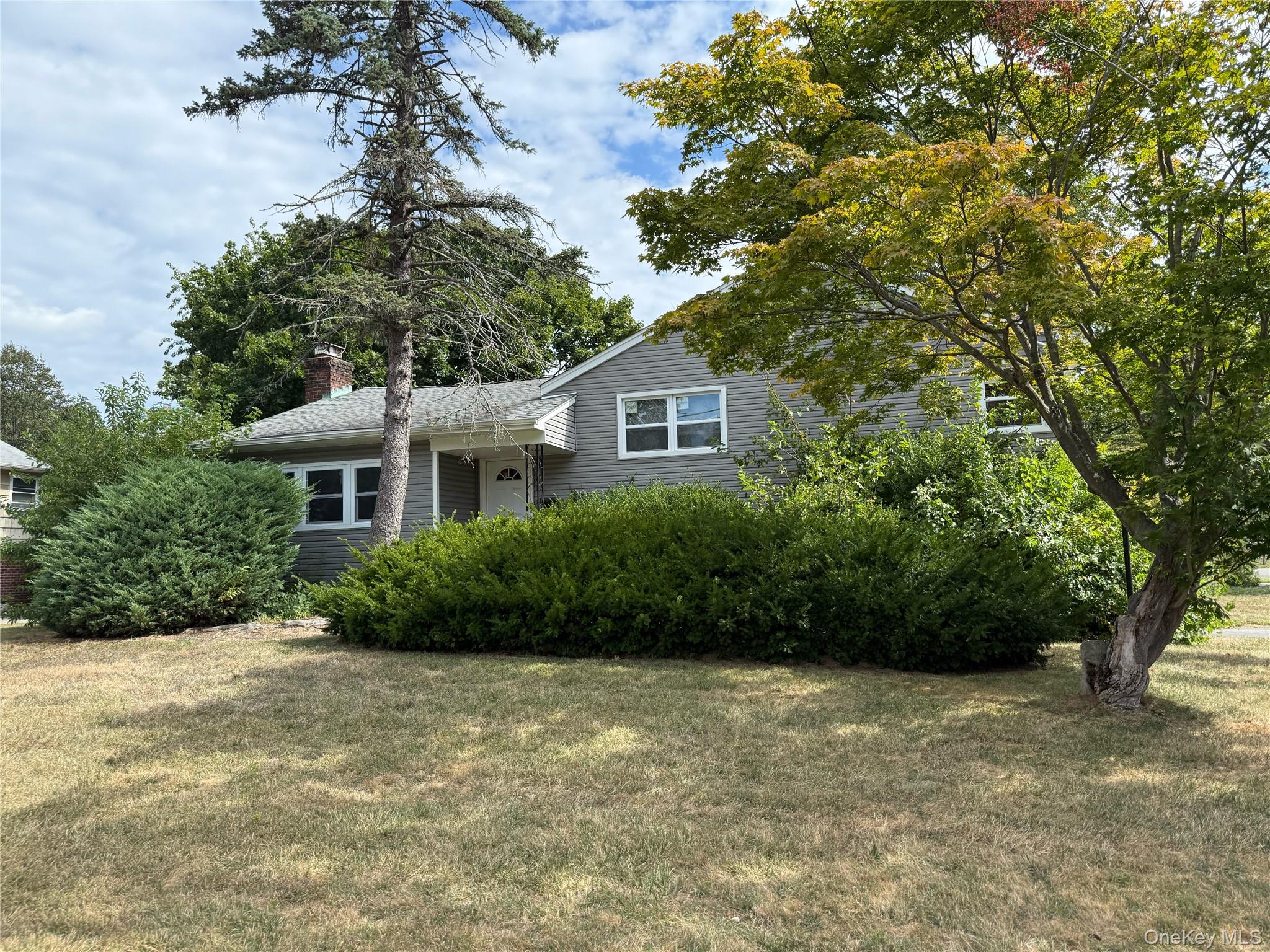 6 Albermarle Avenue, Huntington Station, NY 11746