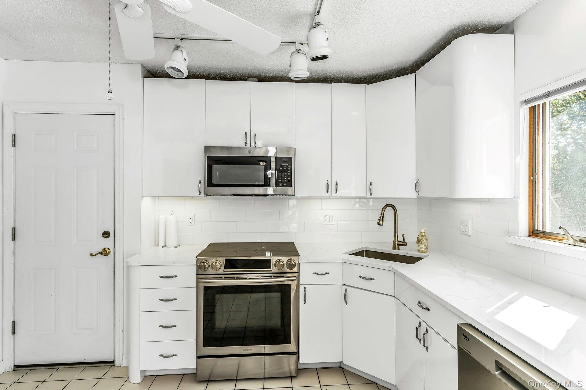 28 Grove Street, Massapequa, NY 11758