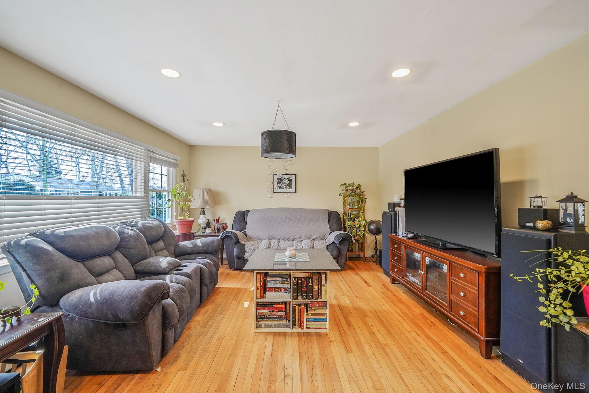 33 High Street, Lake Ronkonkoma, NY 11779