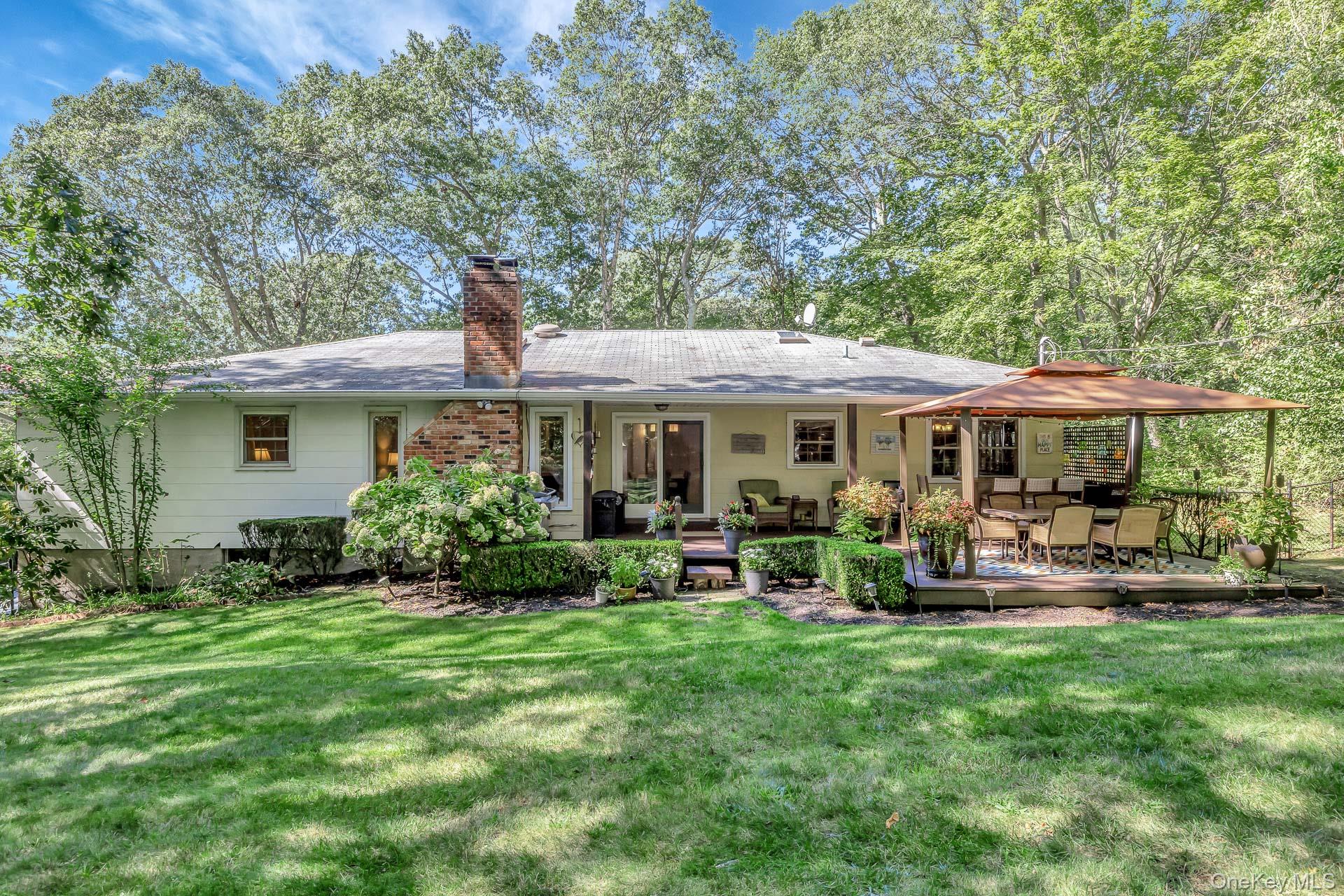 4 Burham Court, Smithtown, NY 11787