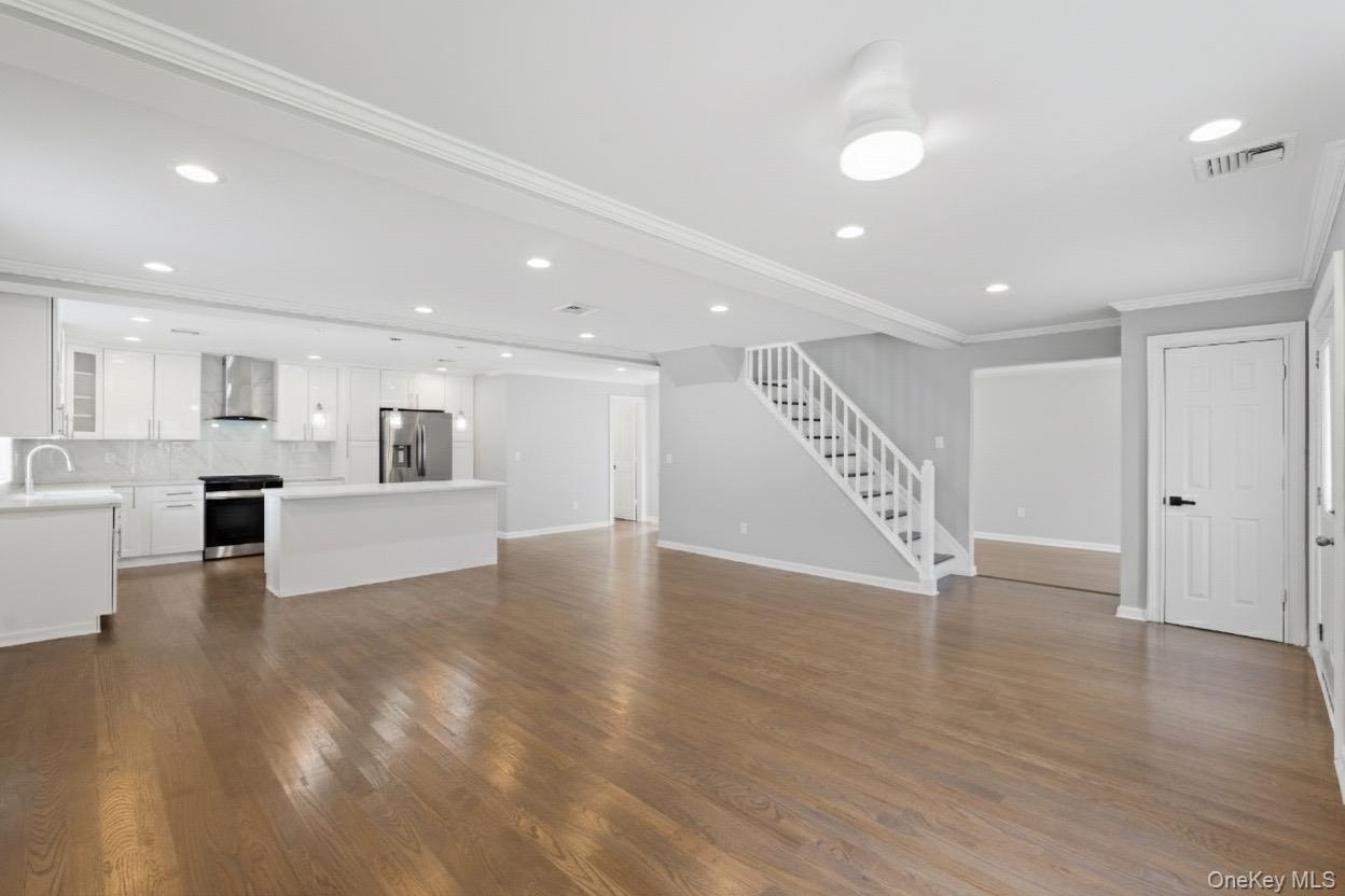 27 E Neck Court, West Babylon, NY 11704