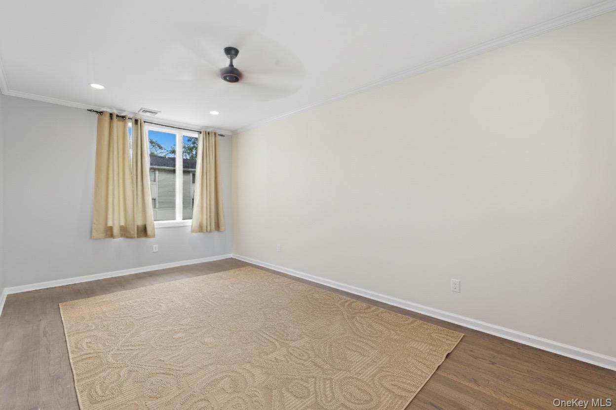 27 E Neck Court, West Babylon, NY 11704