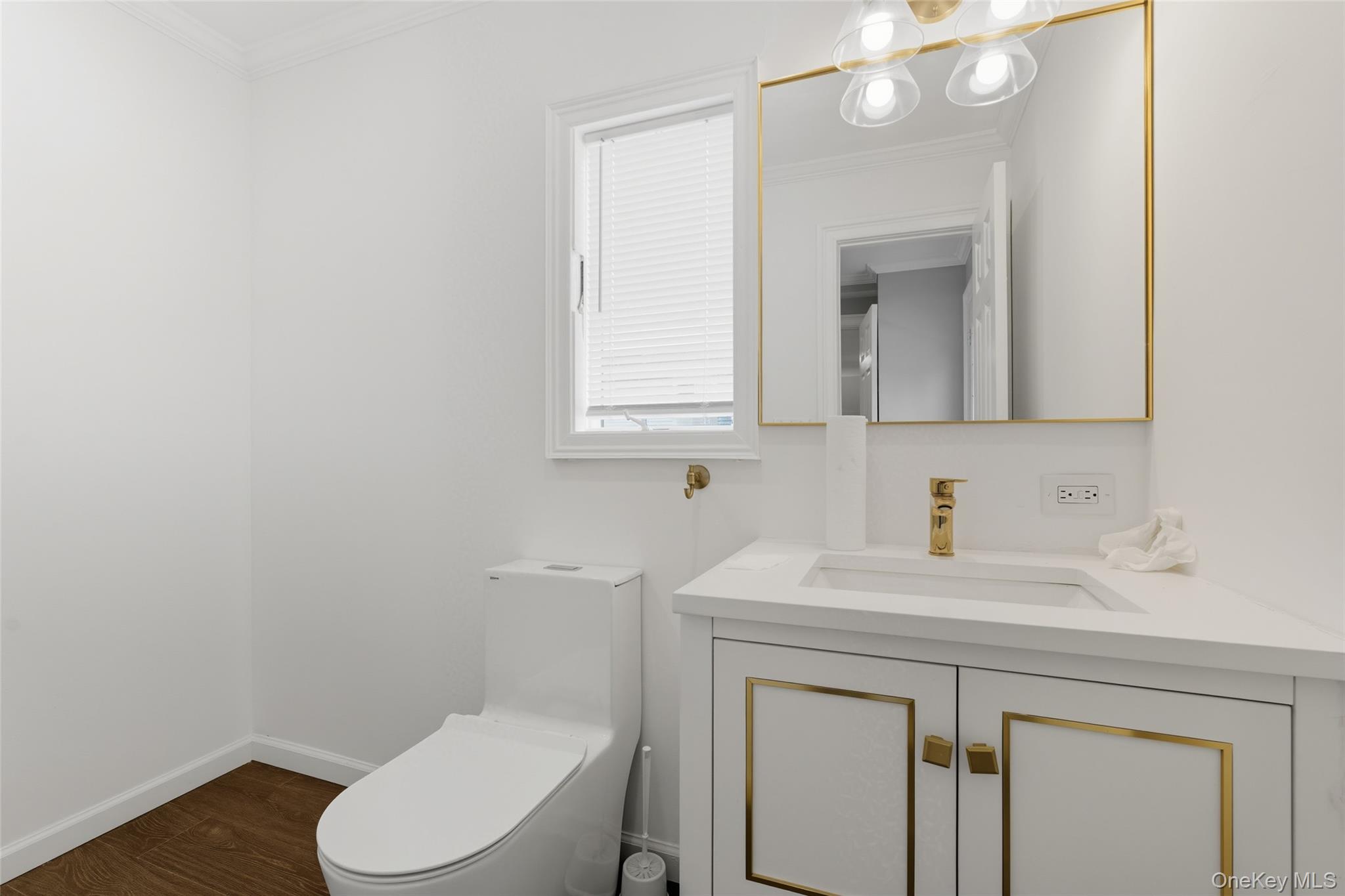 27 E Neck Court, West Babylon, NY 11704