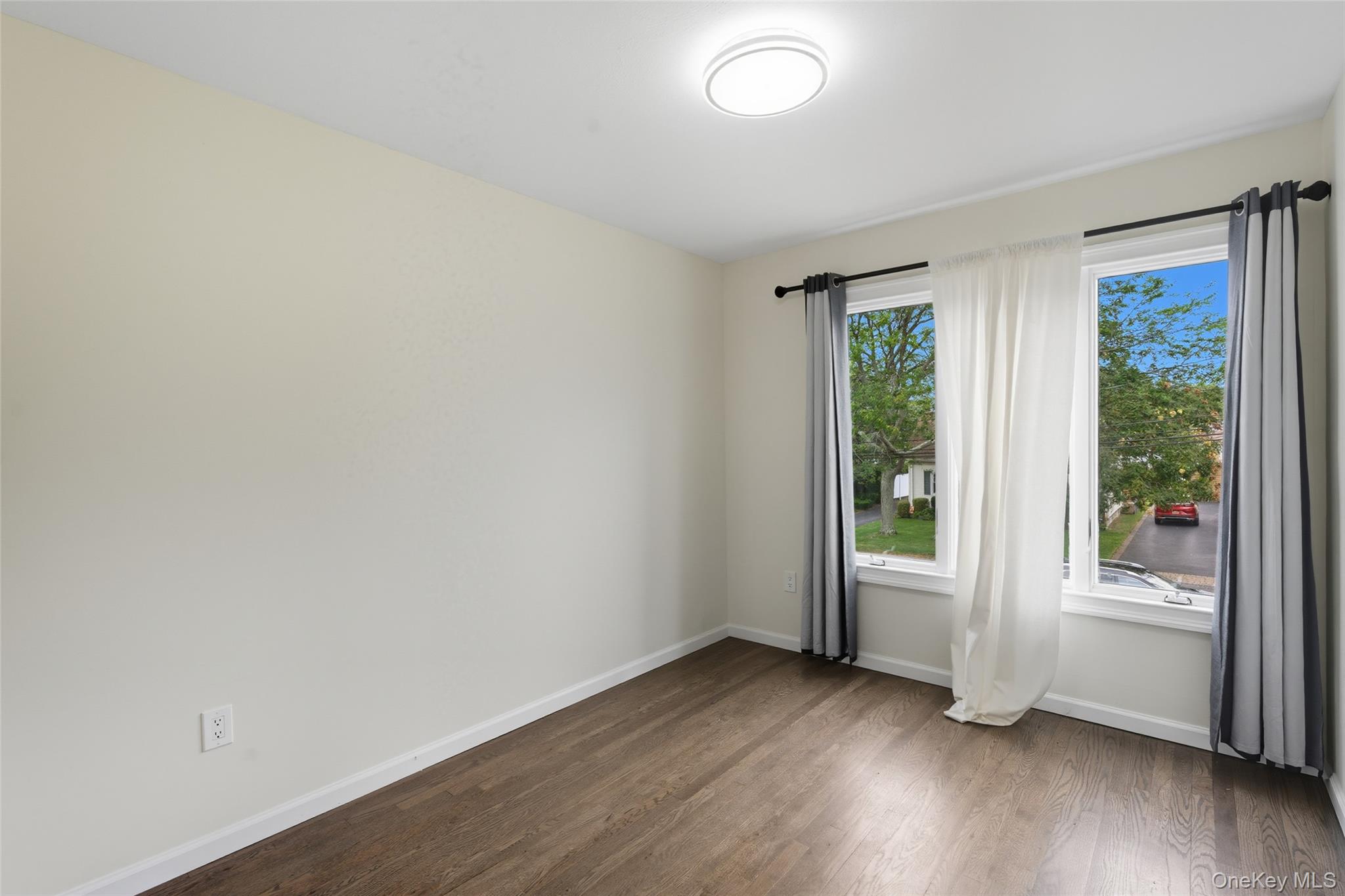 27 E Neck Court, West Babylon, NY 11704