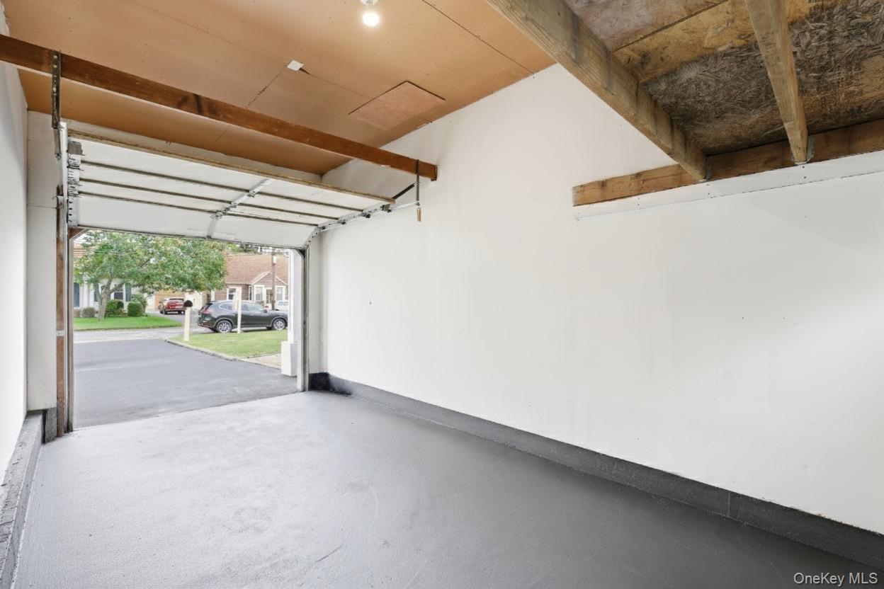 27 E Neck Court, West Babylon, NY 11704