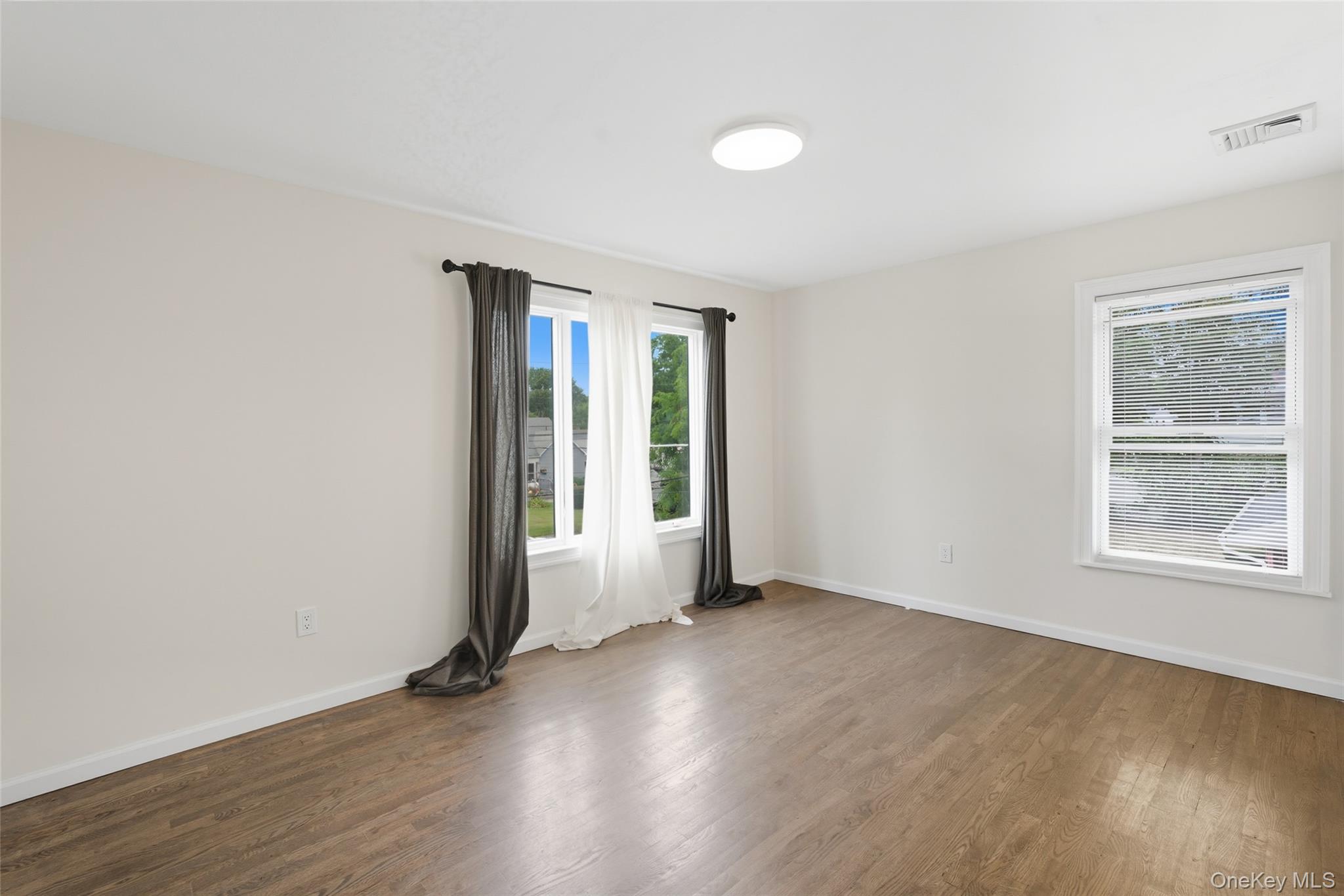 27 E Neck Court, West Babylon, NY 11704