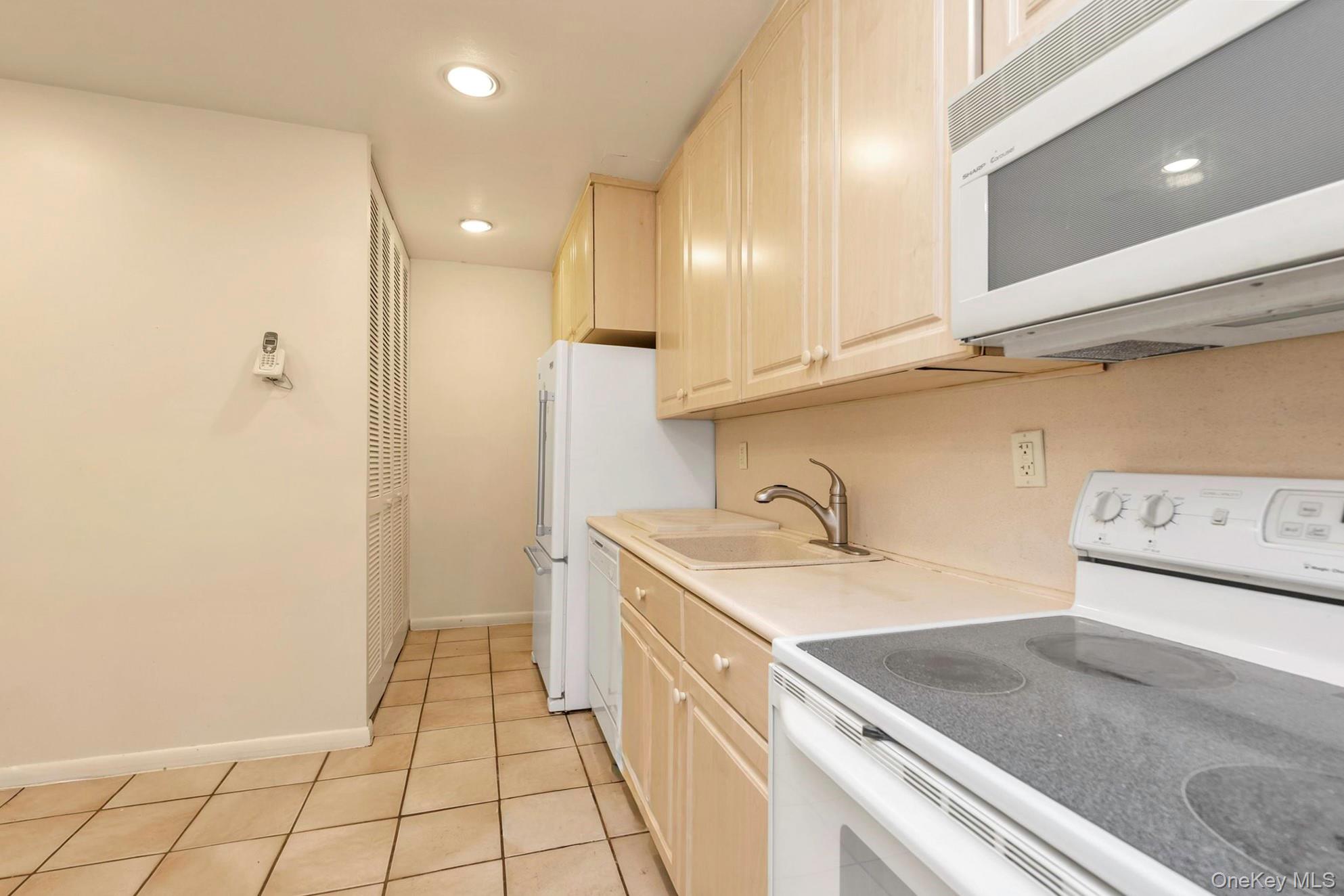 28 Spring Hollow, Roslyn, NY 11576