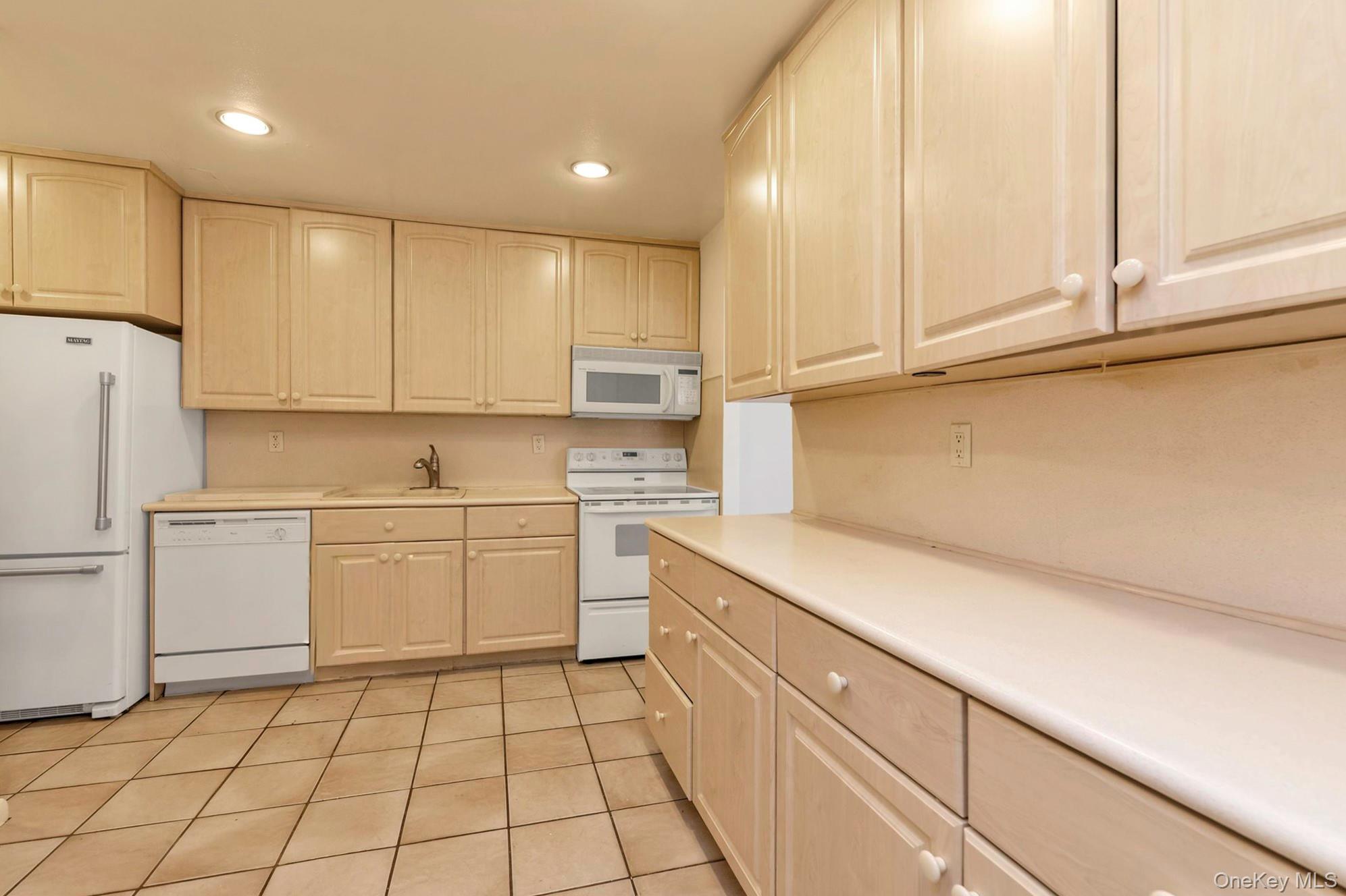 28 Spring Hollow, Roslyn, NY 11576