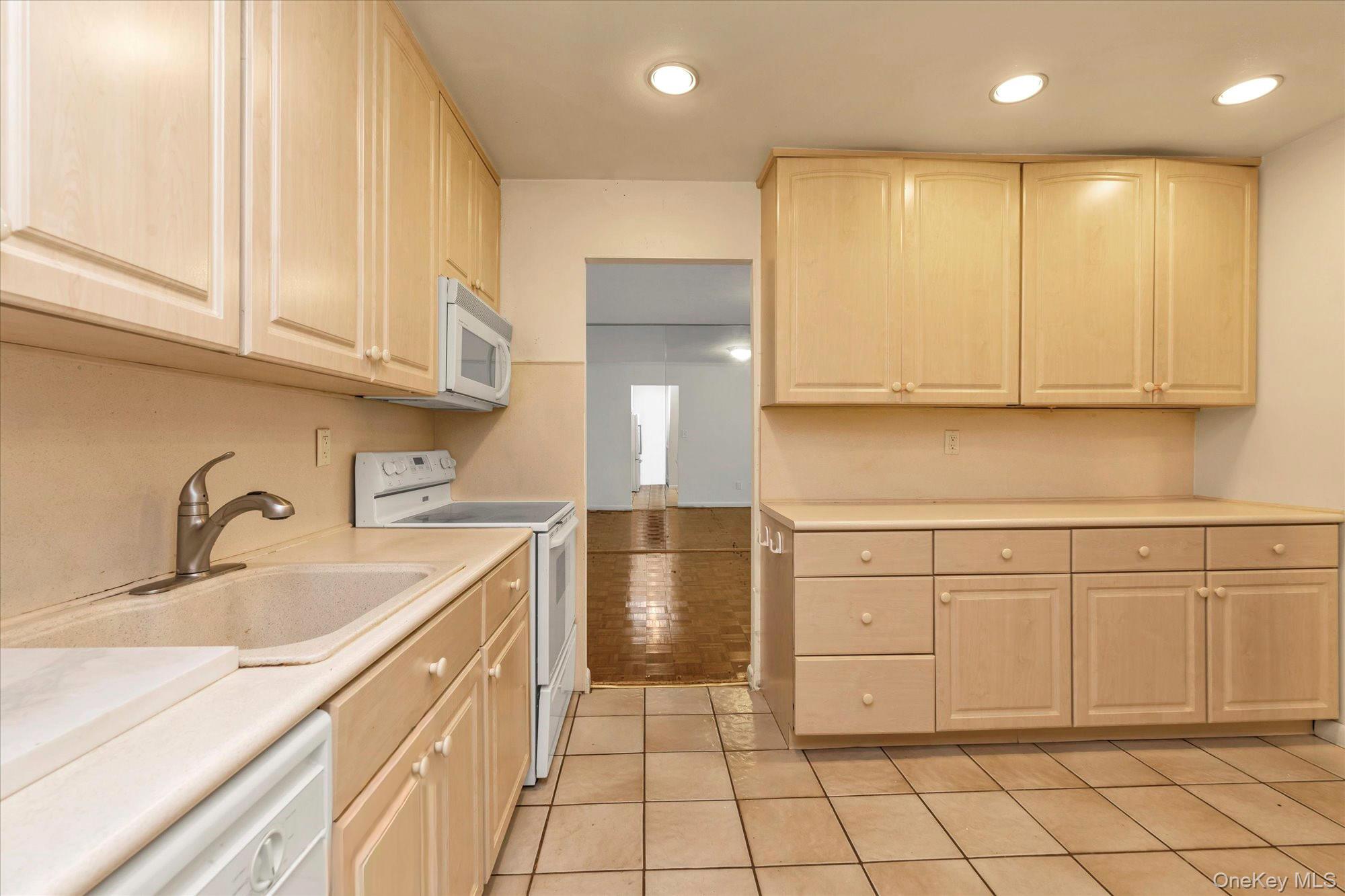 28 Spring Hollow, Roslyn, NY 11576