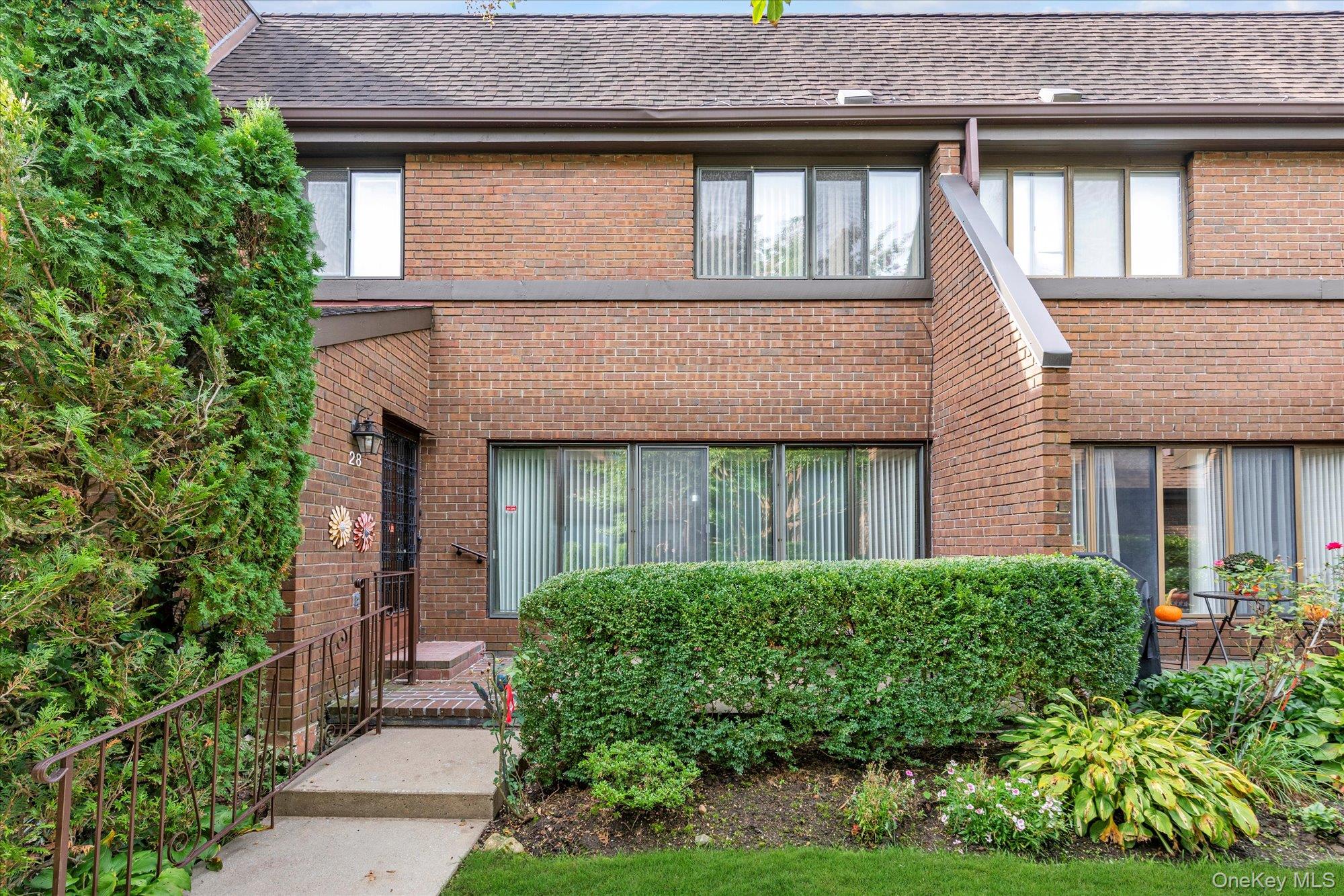 28 Spring Hollow, Roslyn, NY 11576