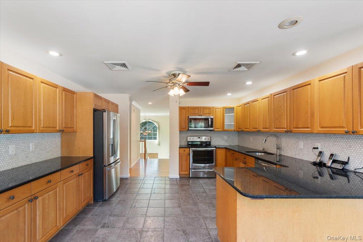 70 Oak Pond Lane, Mahopac, NY 10541