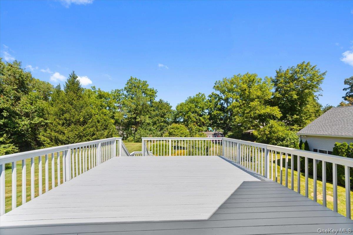 70 Oak Pond Lane, Mahopac, NY 10541