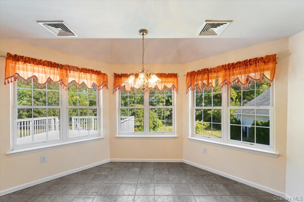 70 Oak Pond Lane, Mahopac, NY 10541