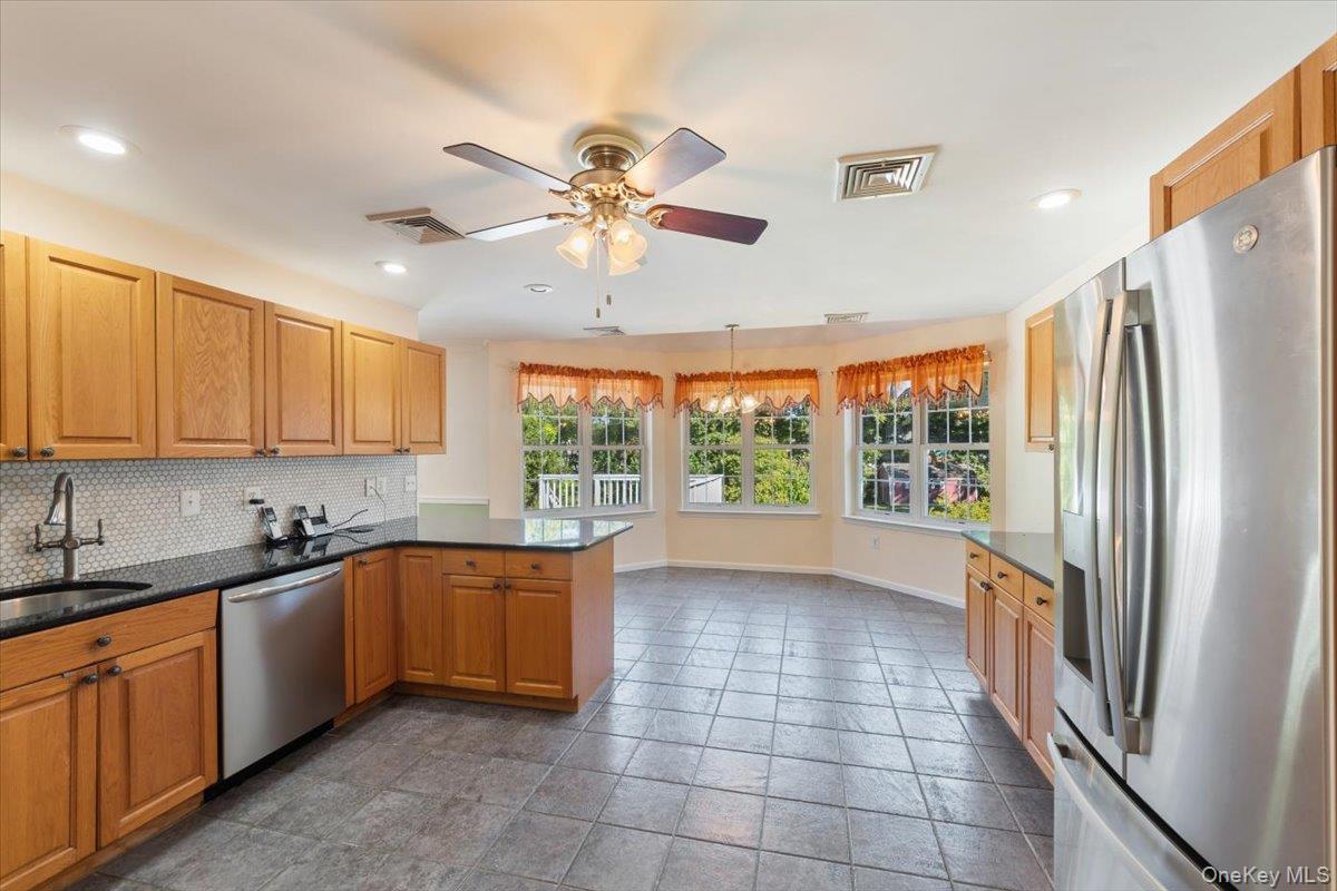 70 Oak Pond Lane, Mahopac, NY 10541