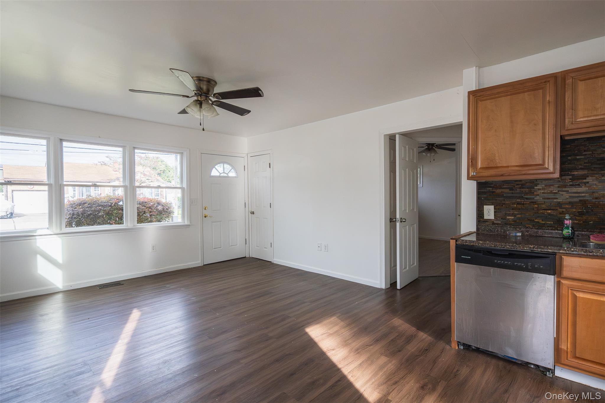 457 N Monroe Avenue, Lindenhurst, NY 11757