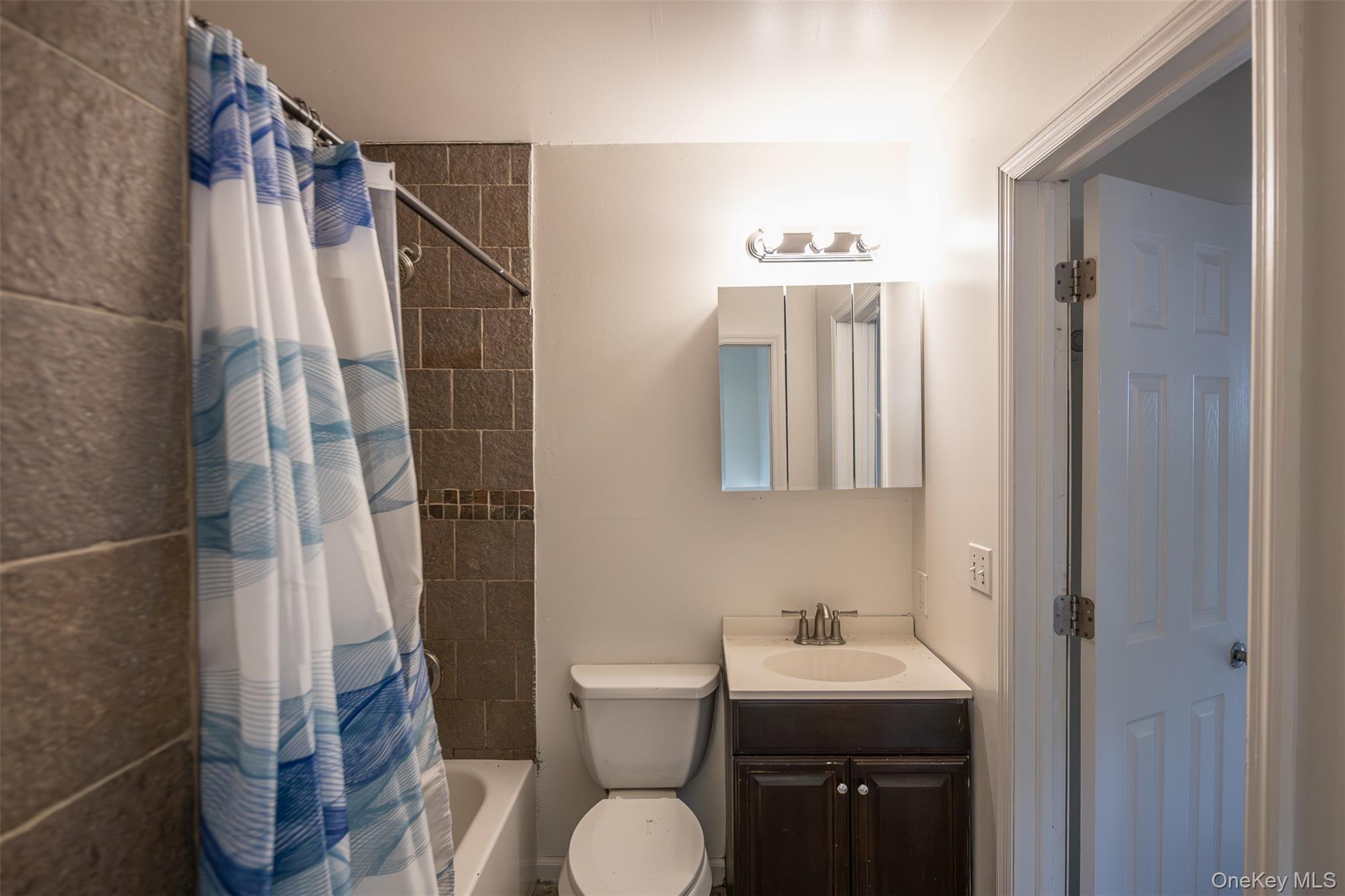 457 N Monroe Avenue, Lindenhurst, NY 11757