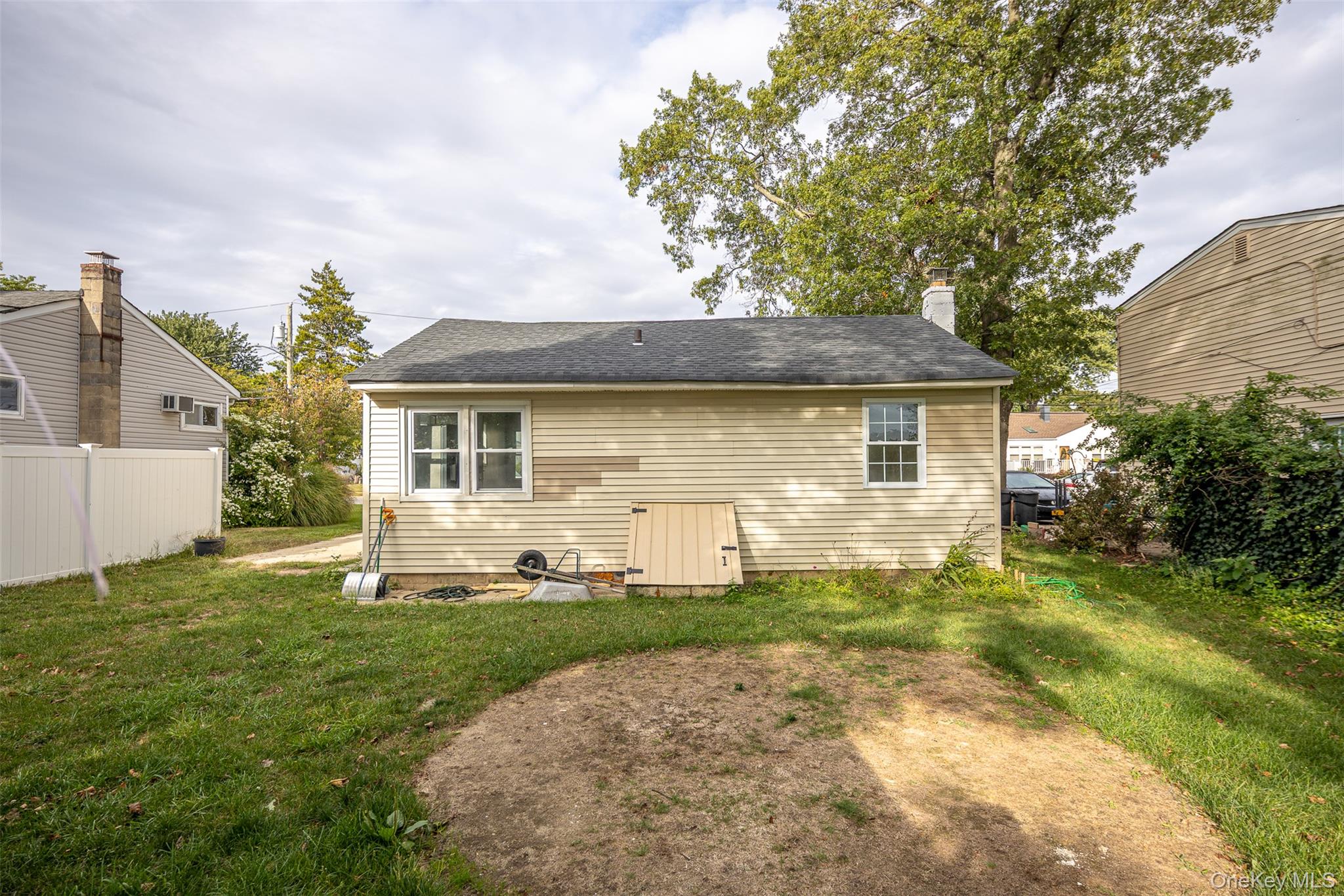 457 N Monroe Avenue, Lindenhurst, NY 11757