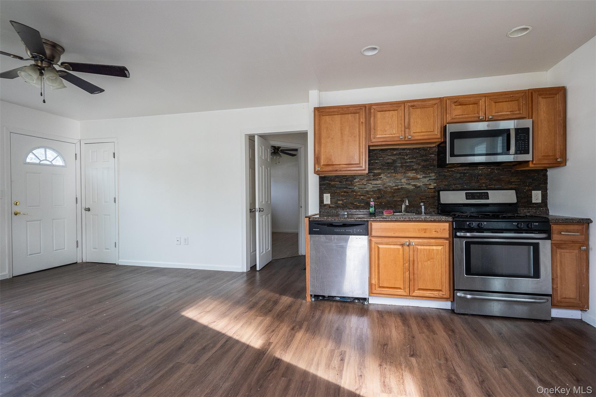 457 N Monroe Avenue, Lindenhurst, NY 11757