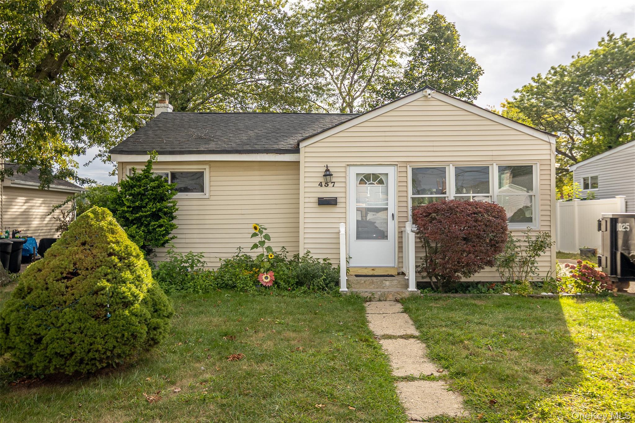 457 N Monroe Avenue, Lindenhurst, NY 11757