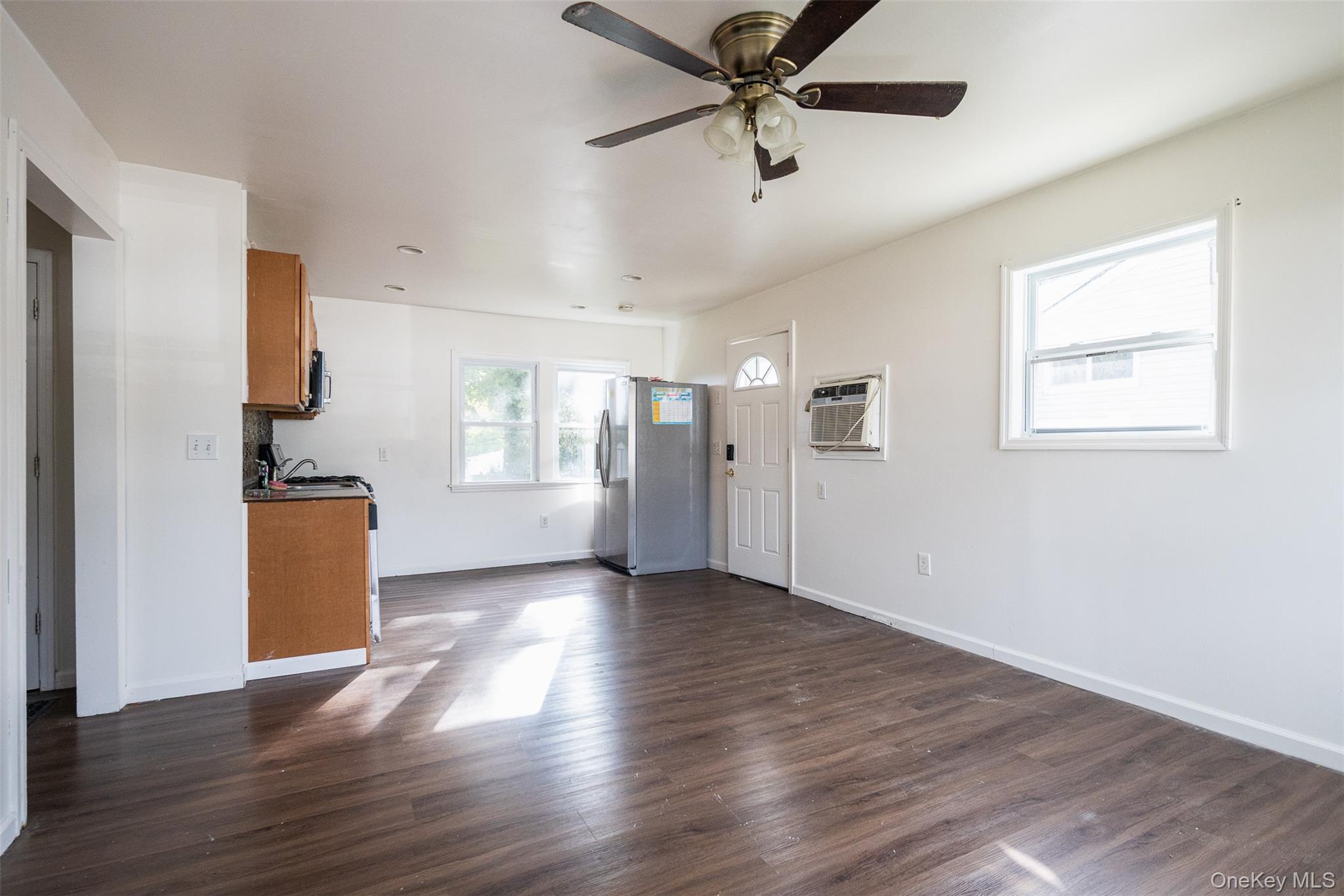 457 N Monroe Avenue, Lindenhurst, NY 11757