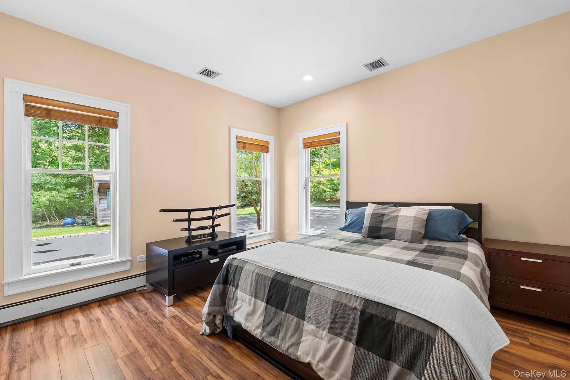 8 Landfall Circle, East Hampton, NY 11937