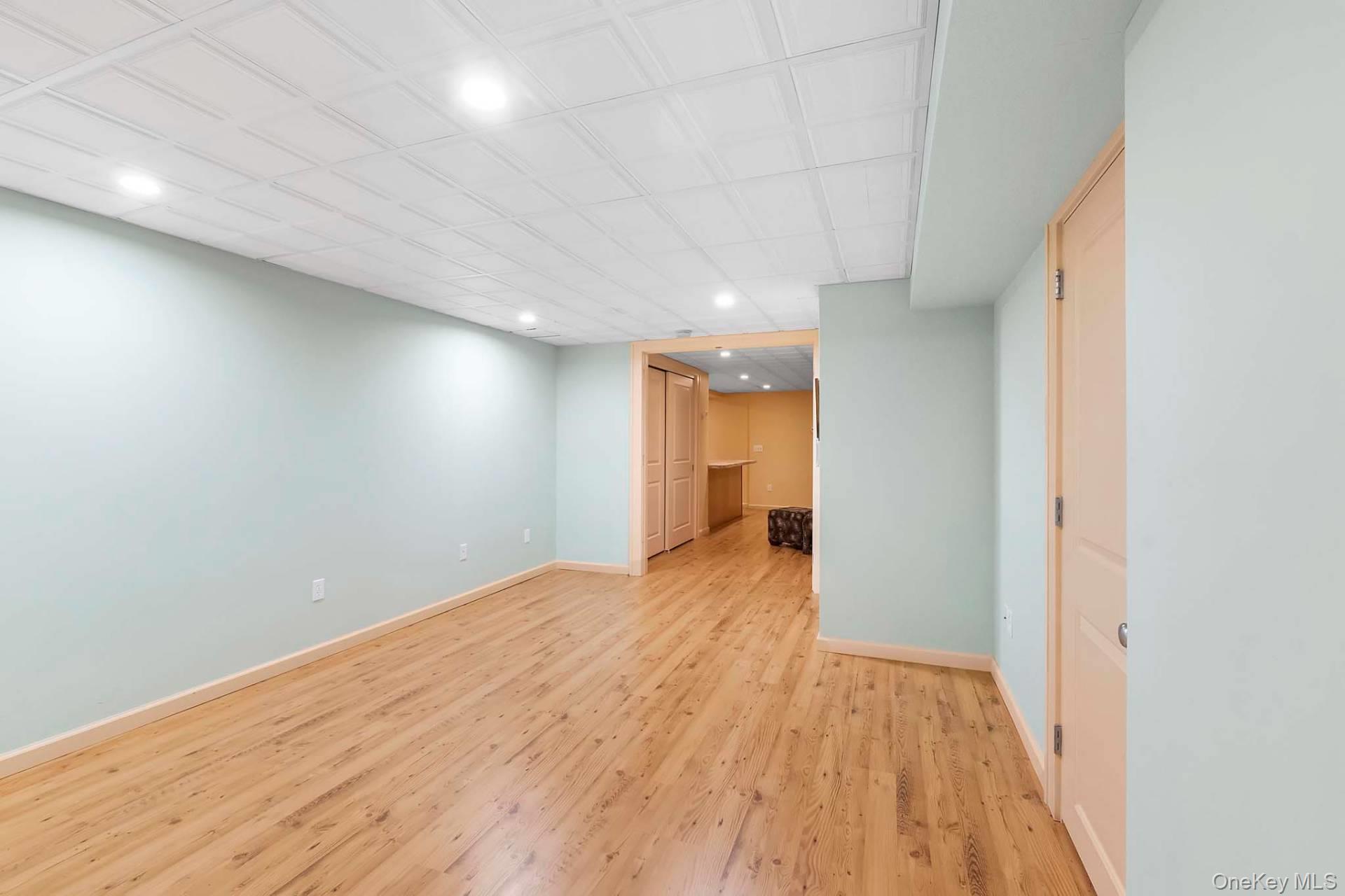 8 Landfall Circle, East Hampton, NY 11937