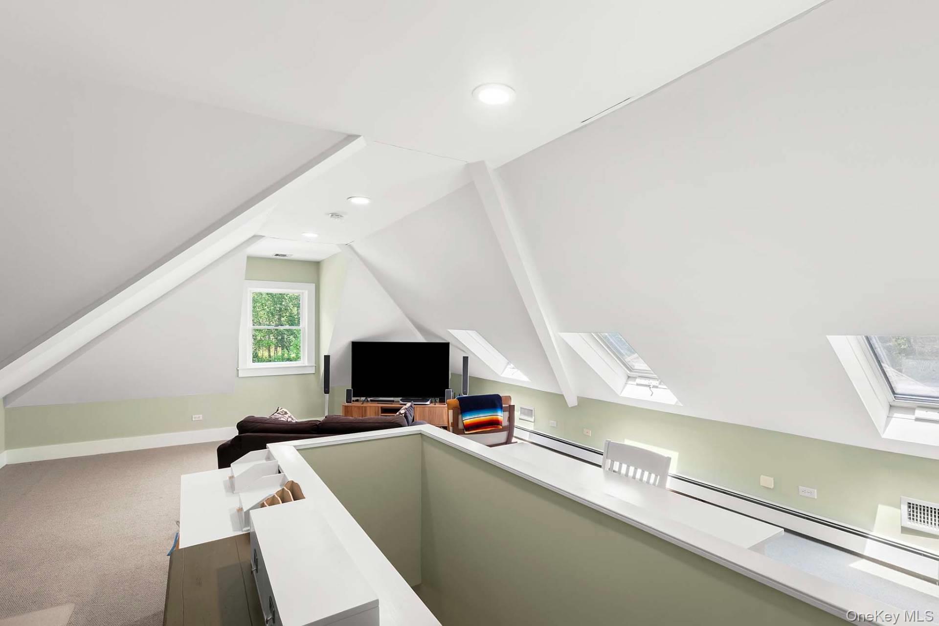 8 Landfall Circle, East Hampton, NY 11937