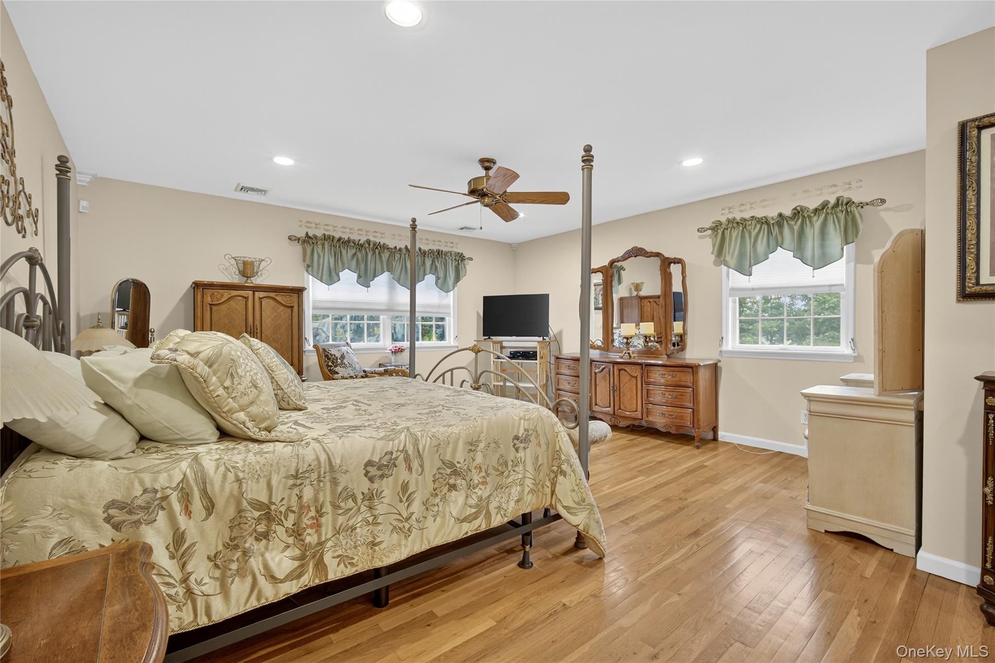 14 Meadow Crest Drive, Mahopac, NY 10541