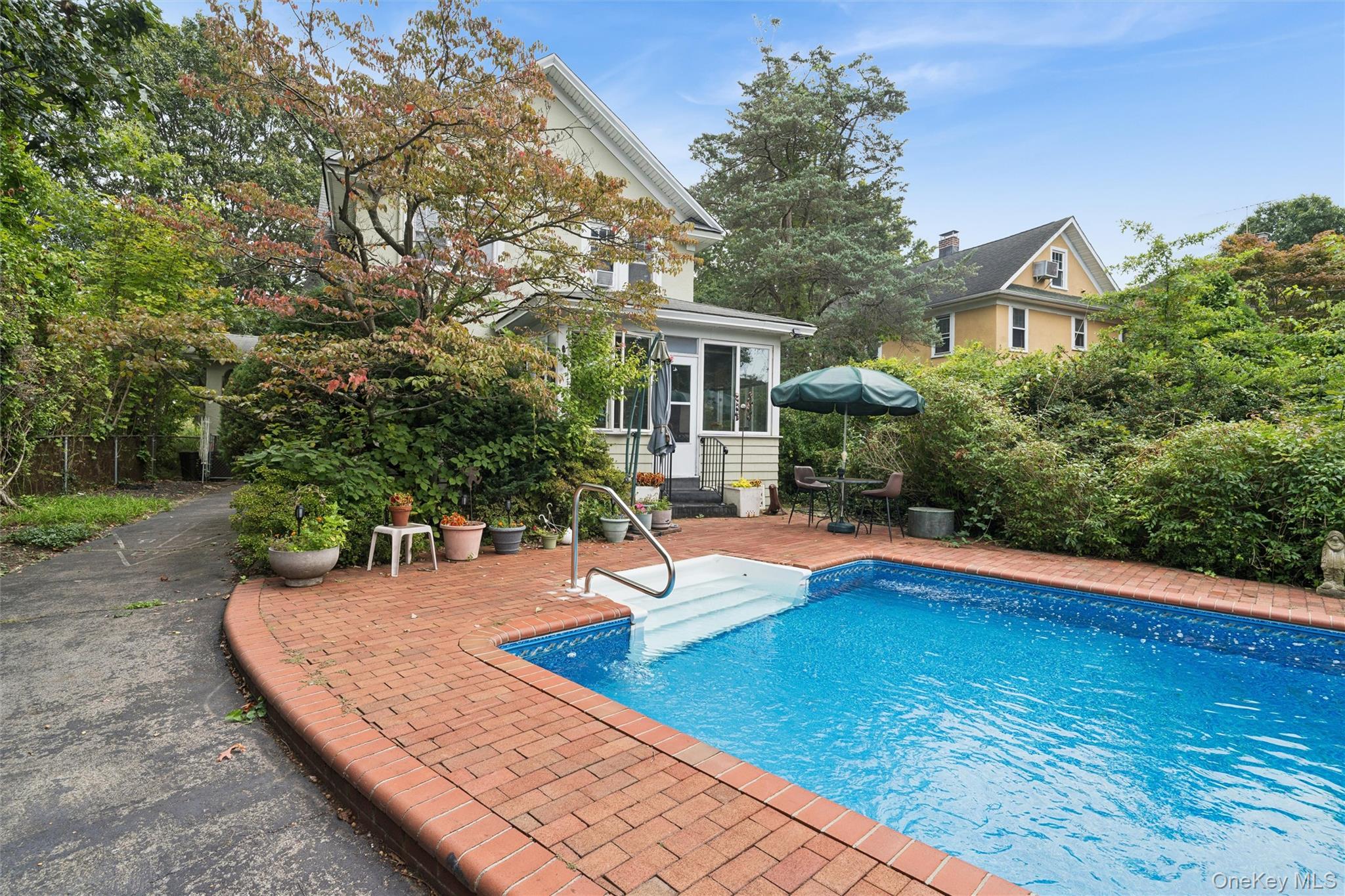 21 Connecticut Avenue, Freeport, NY 11520