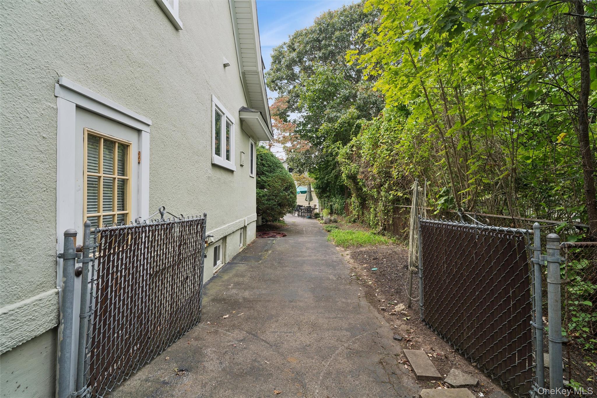 21 Connecticut Avenue, Freeport, NY 11520