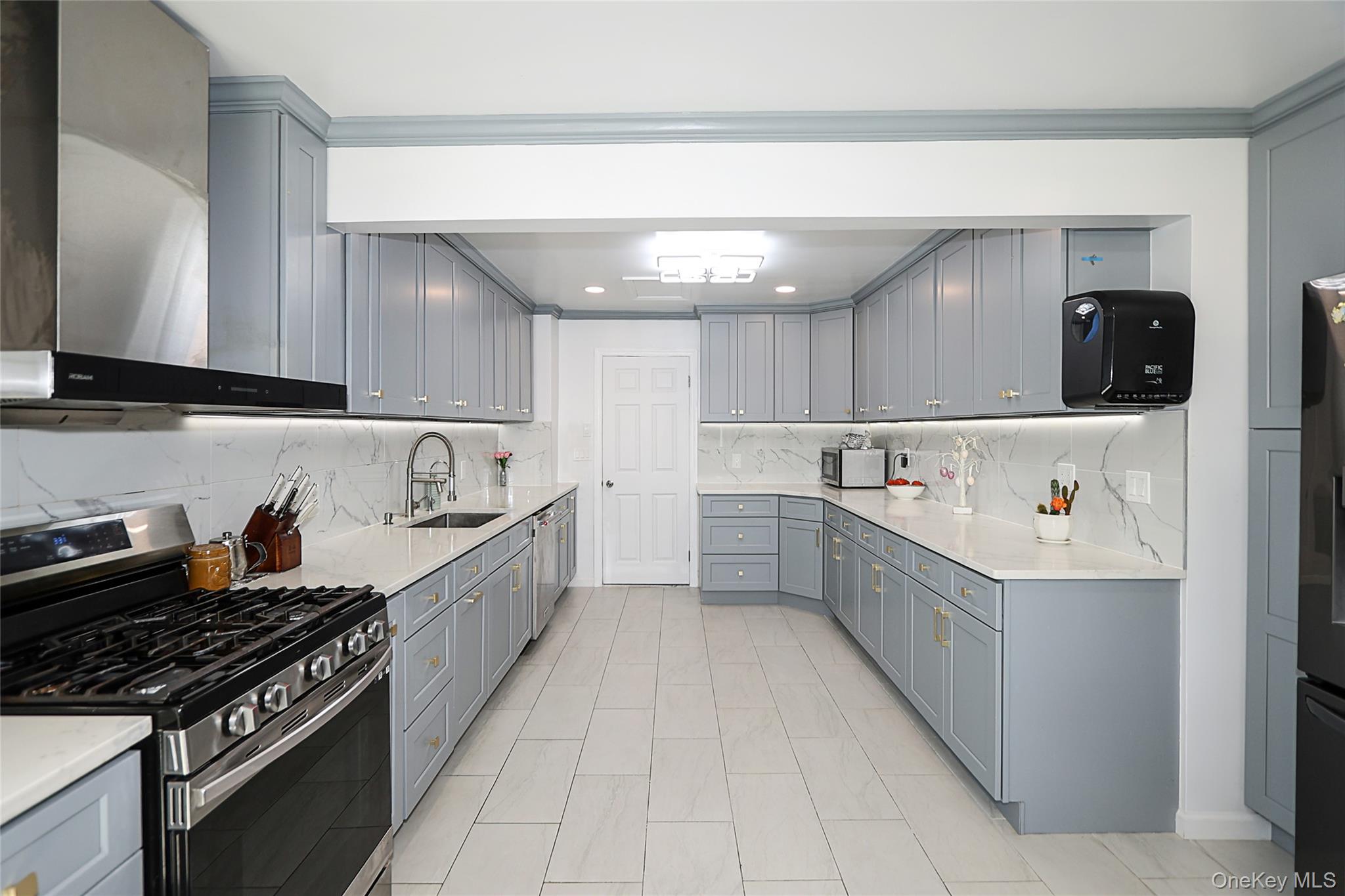 6 Lewis Avenue, Jericho, NY 11753