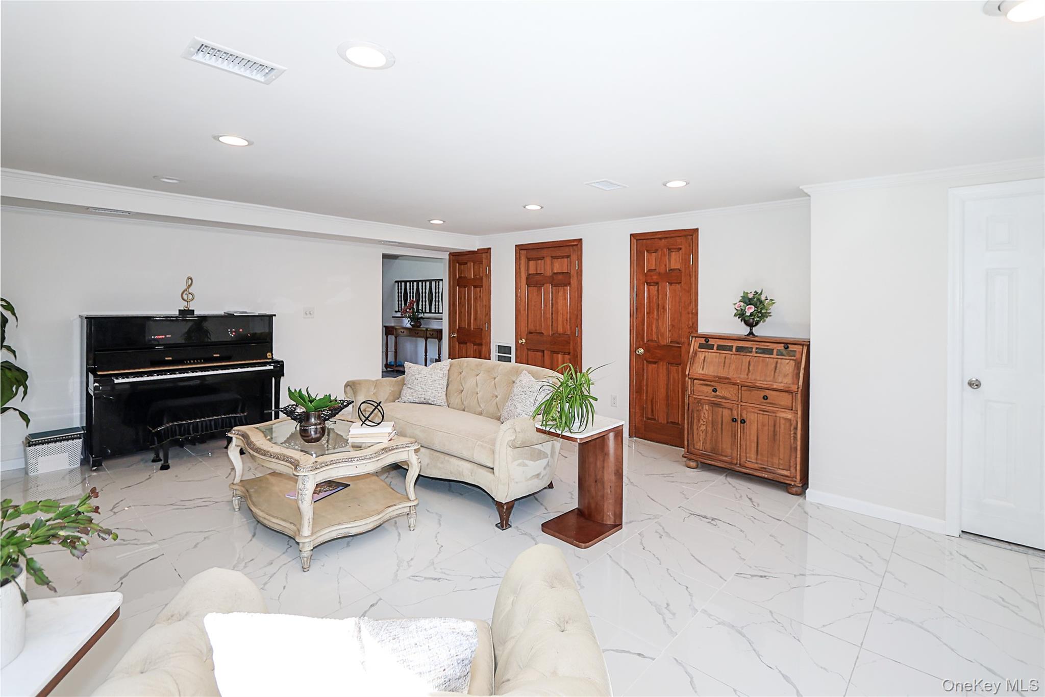 6 Lewis Avenue, Jericho, NY 11753