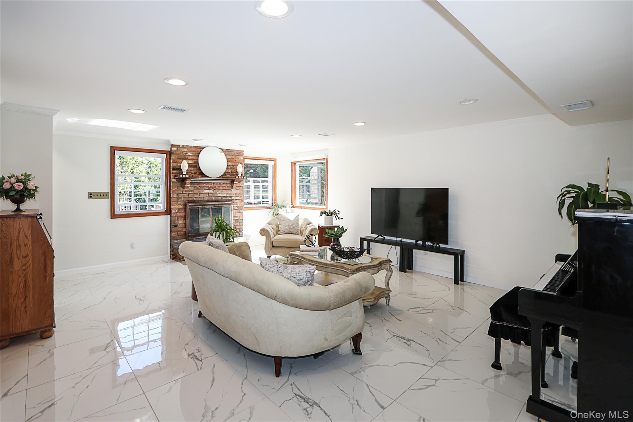 6 Lewis Avenue, Jericho, NY 11753