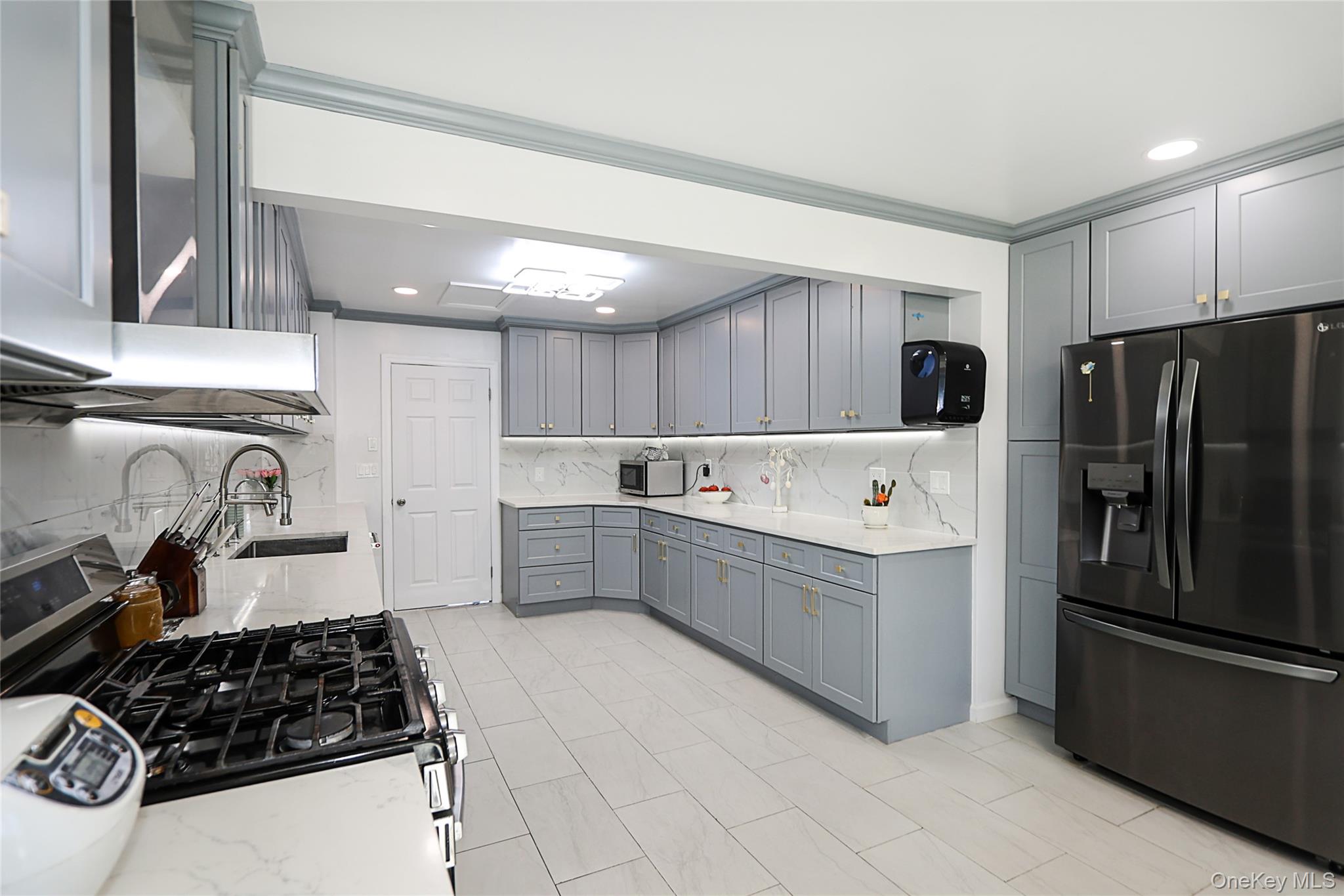 6 Lewis Avenue, Jericho, NY 11753