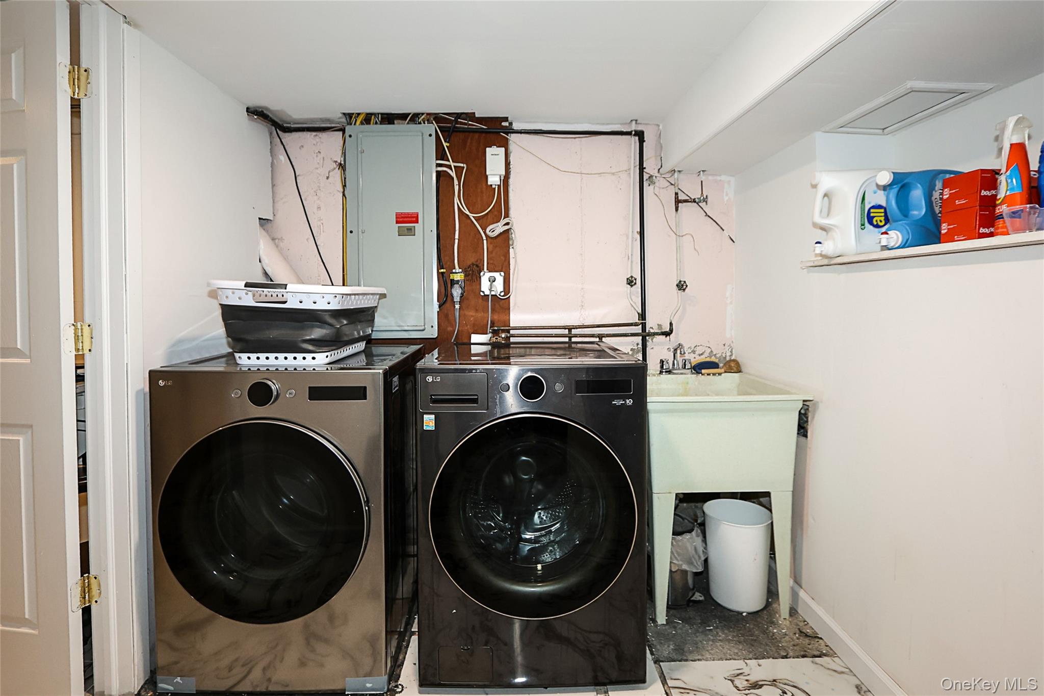 6 Lewis Avenue, Jericho, NY 11753