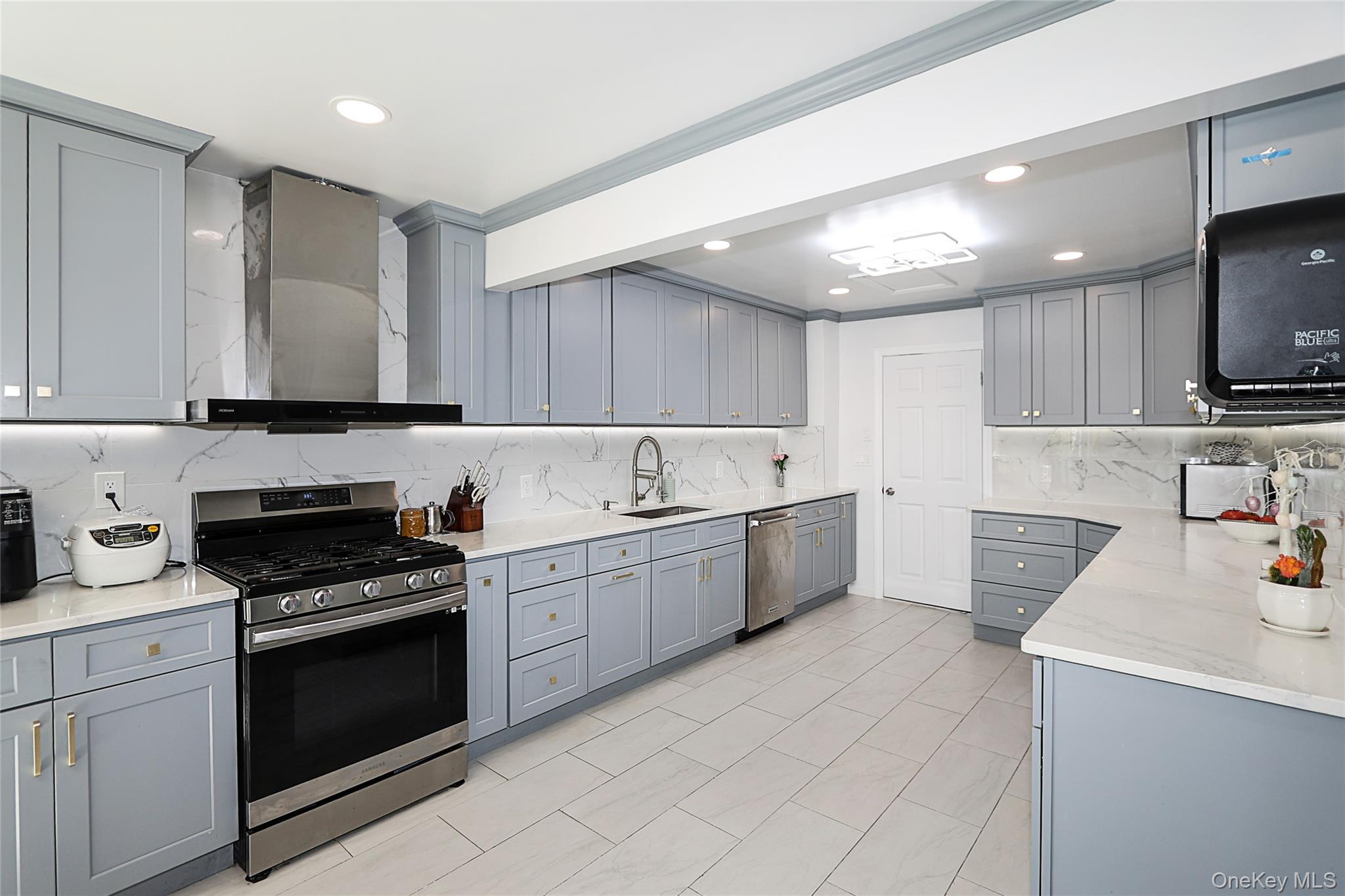 6 Lewis Avenue, Jericho, NY 11753