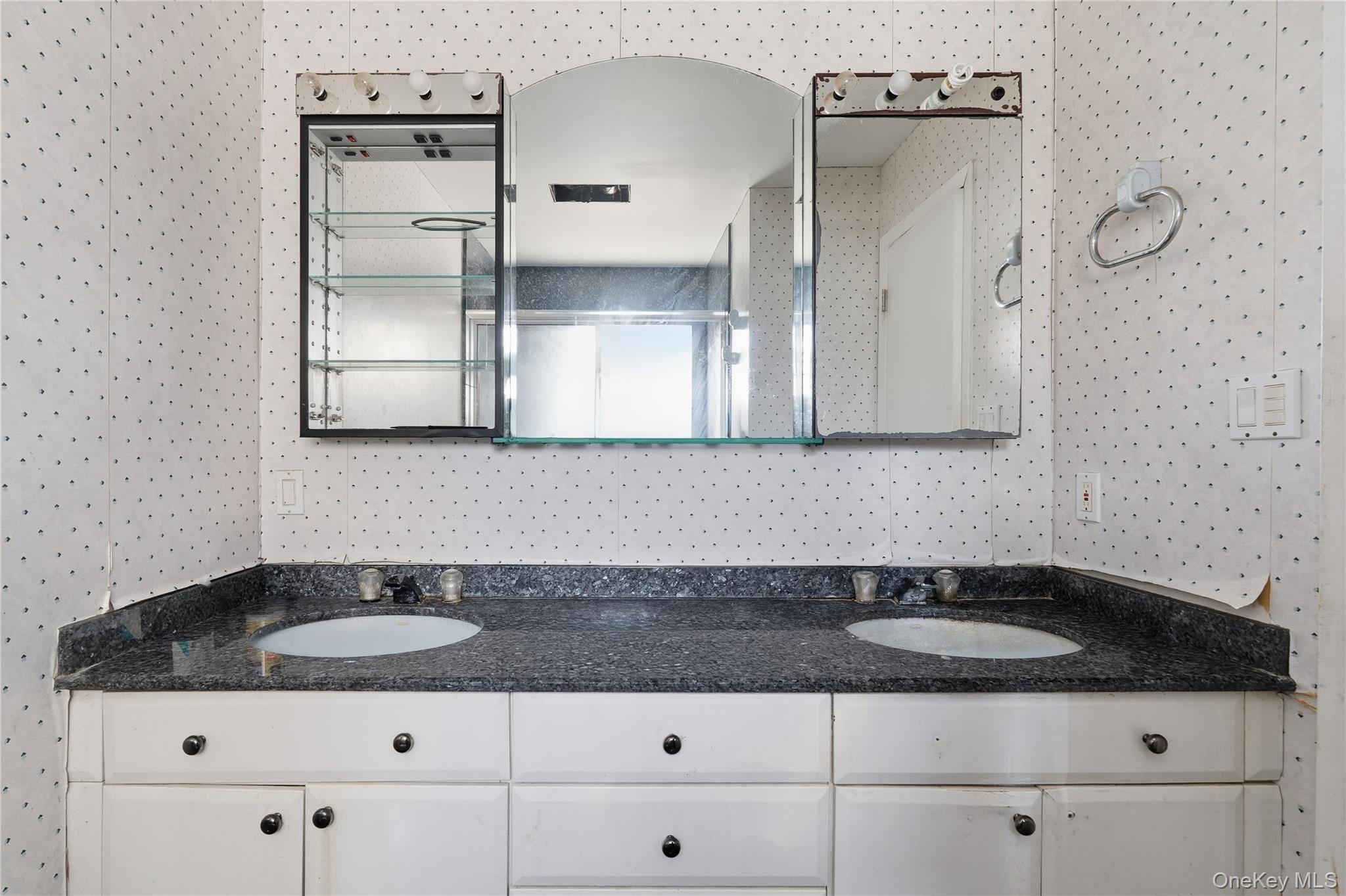 9 Beatrice Lane, Glen Cove, NY 11542