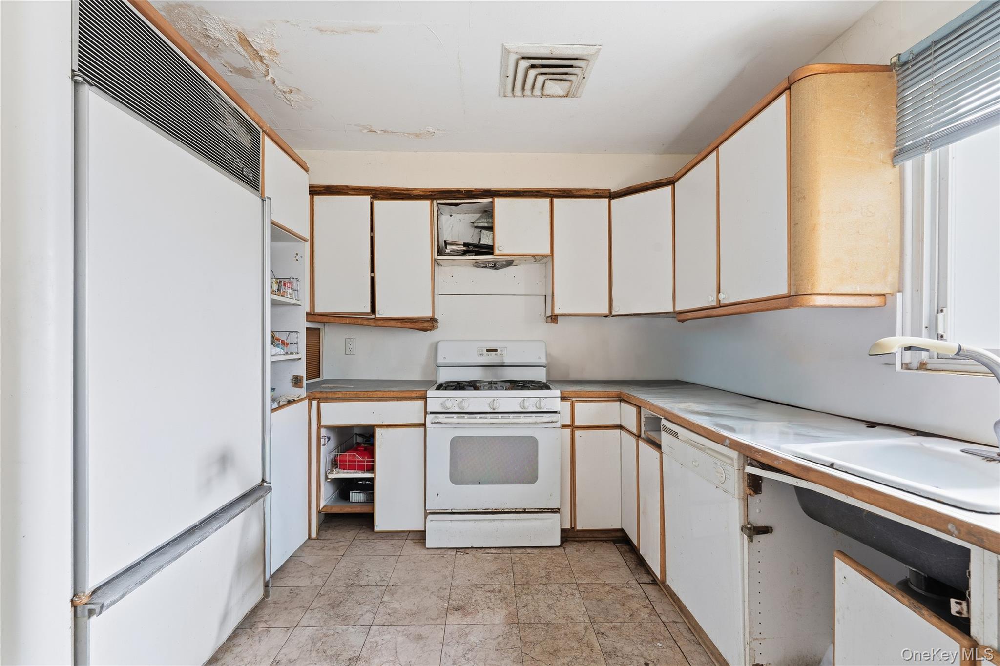 9 Beatrice Lane, Glen Cove, NY 11542