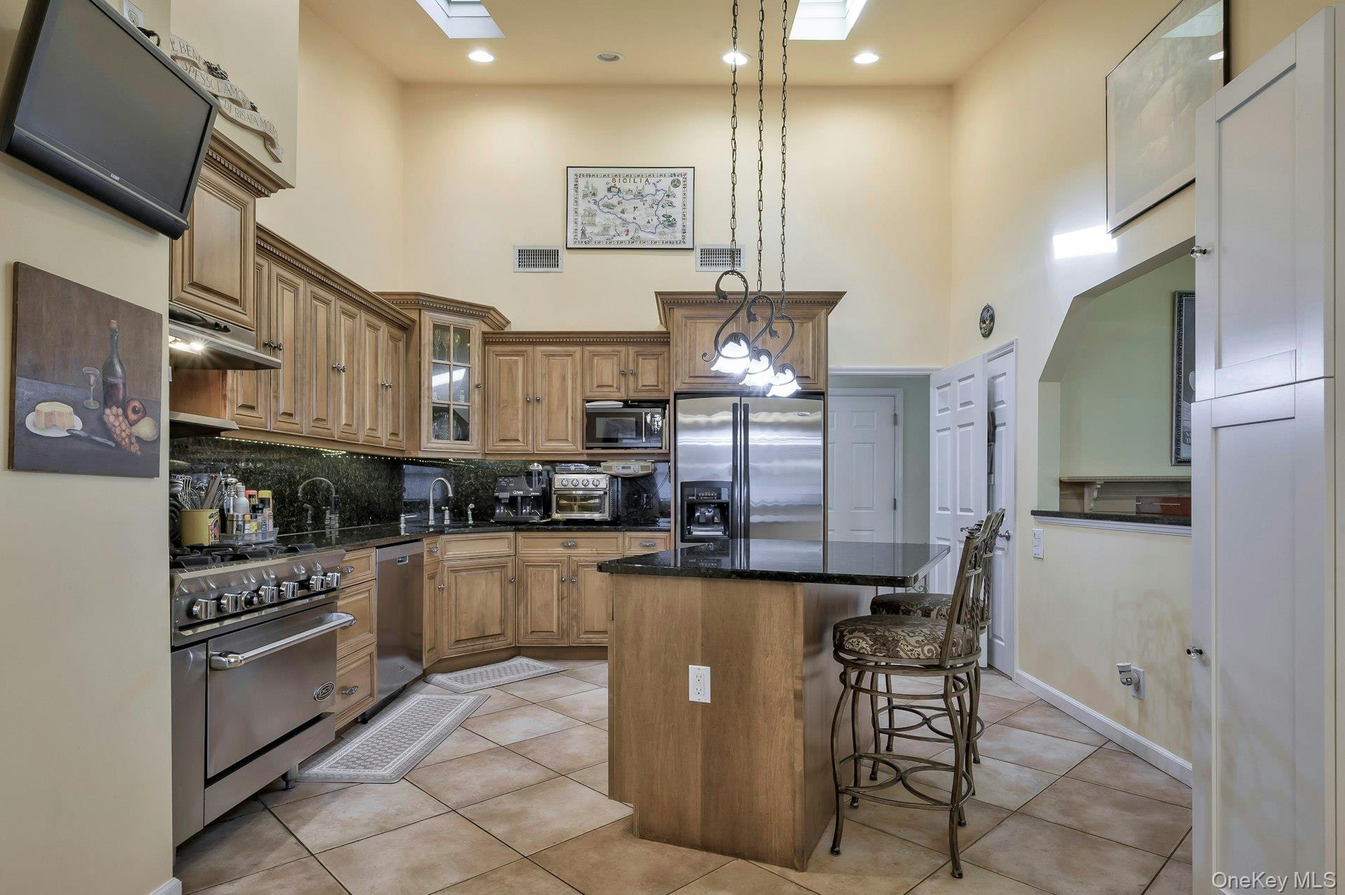 4 E Hill Drive, Smithtown, NY 11787