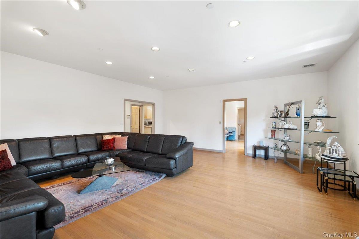 1 Thomas Court, Scarsdale, NY 10583