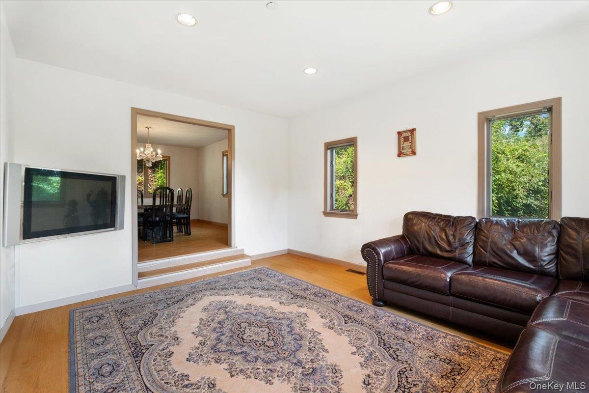 1 Thomas Court, Scarsdale, NY 10583