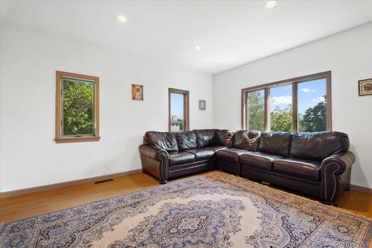 1 Thomas Court, Scarsdale, NY 10583